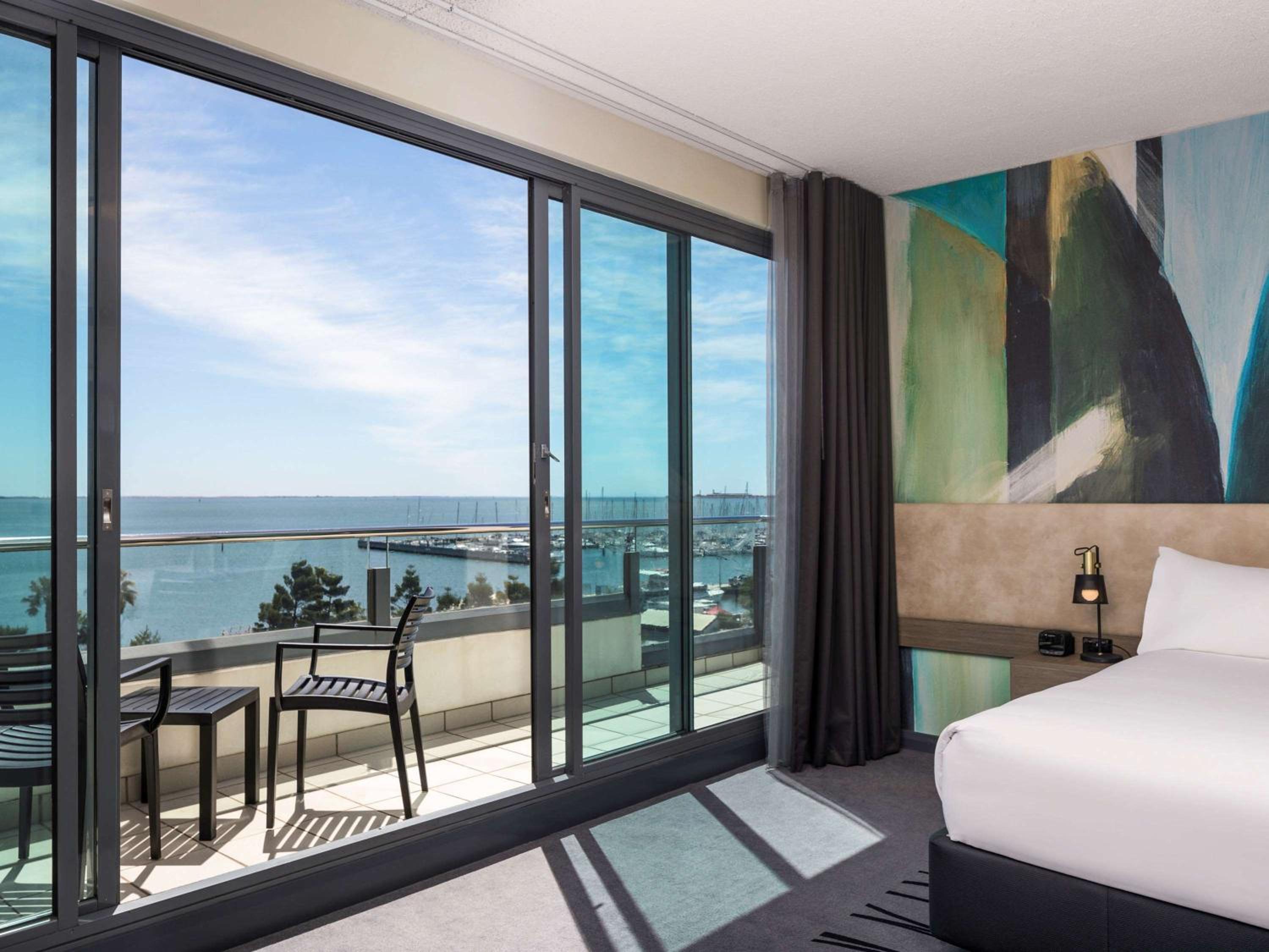 Deluxe King Room with Bay View - Photo 3