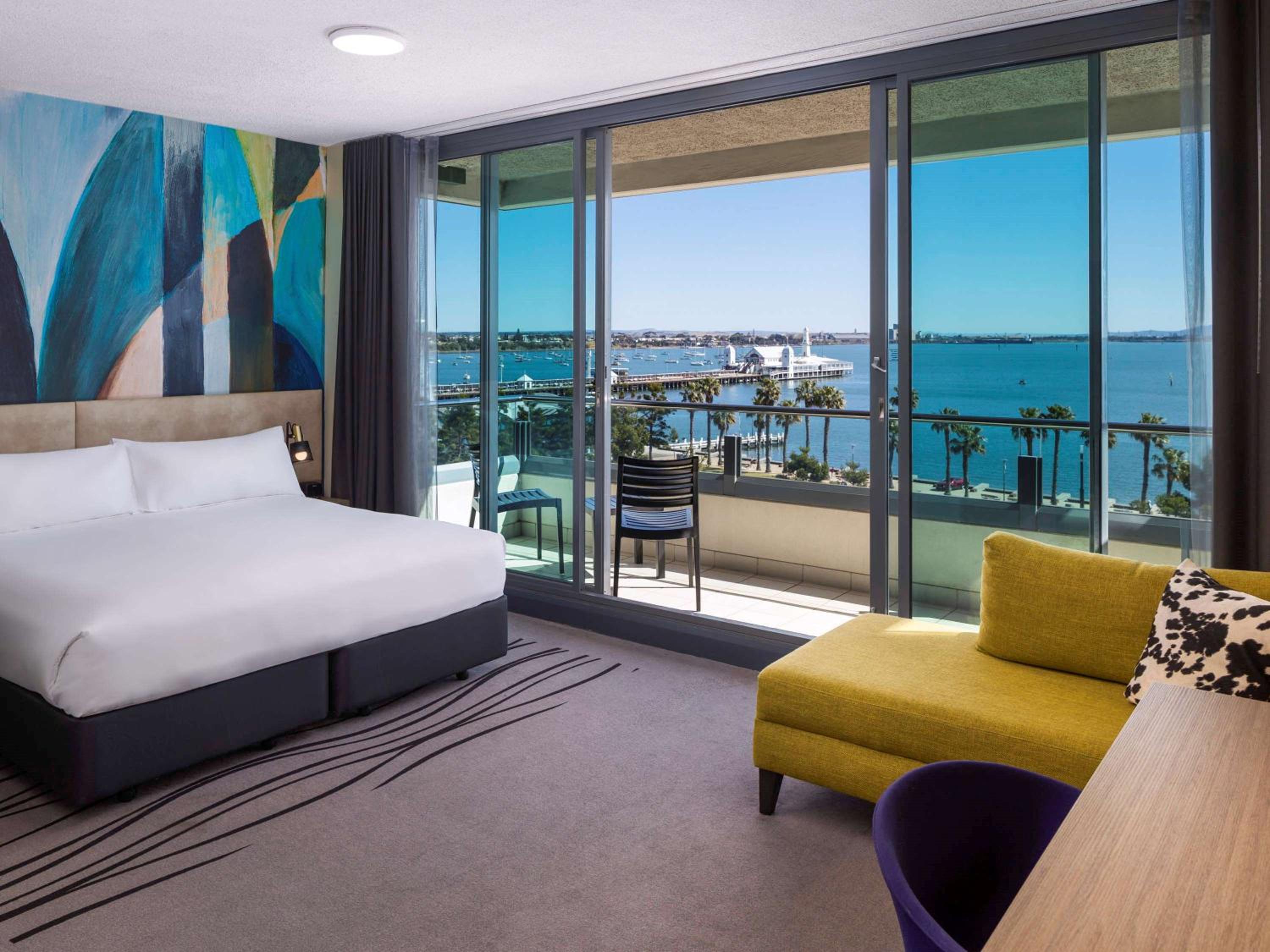 Deluxe King Room with Bay View - Photo 2