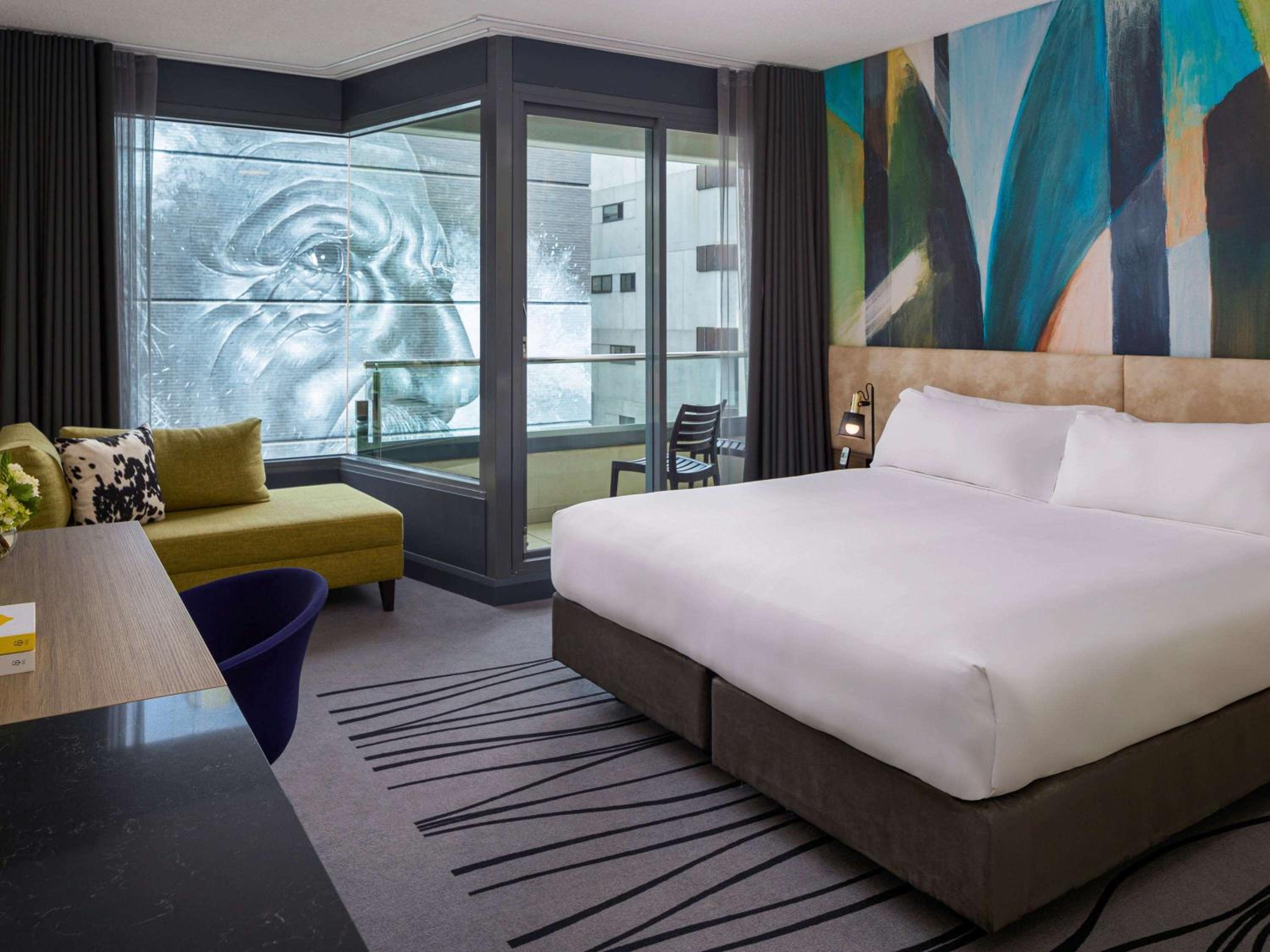 Standard King Room with Balcony - Photo 6