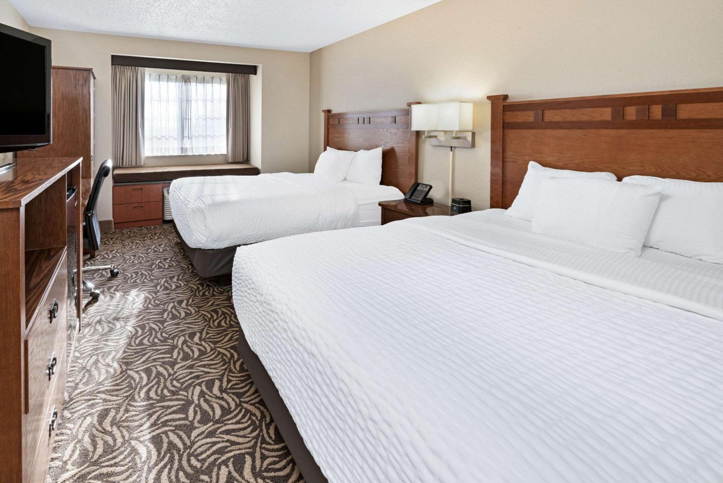 Deluxe Queen Room with Two Queen Beds - Photo 5