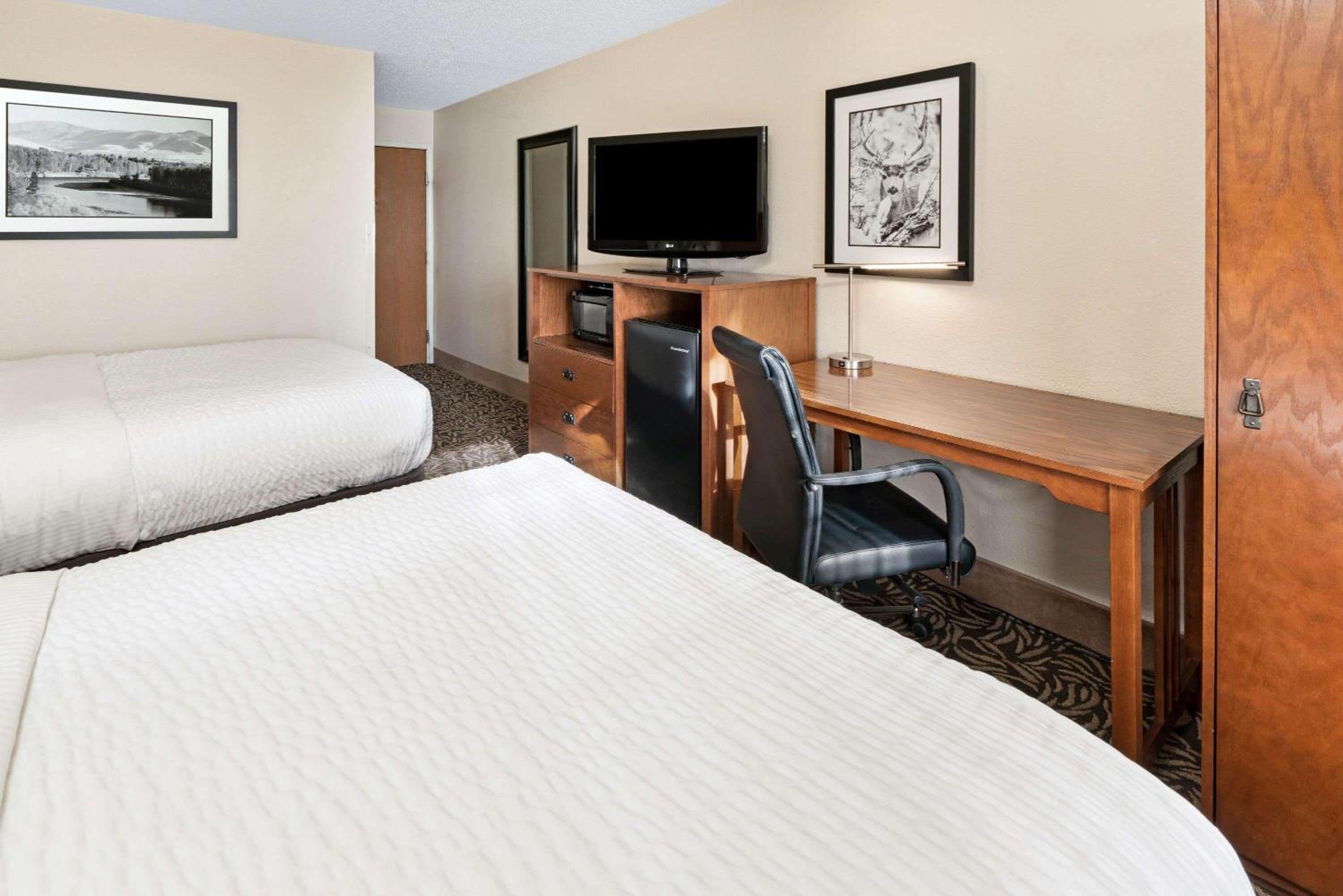 Deluxe Queen Room with Two Queen Beds - Photo 7