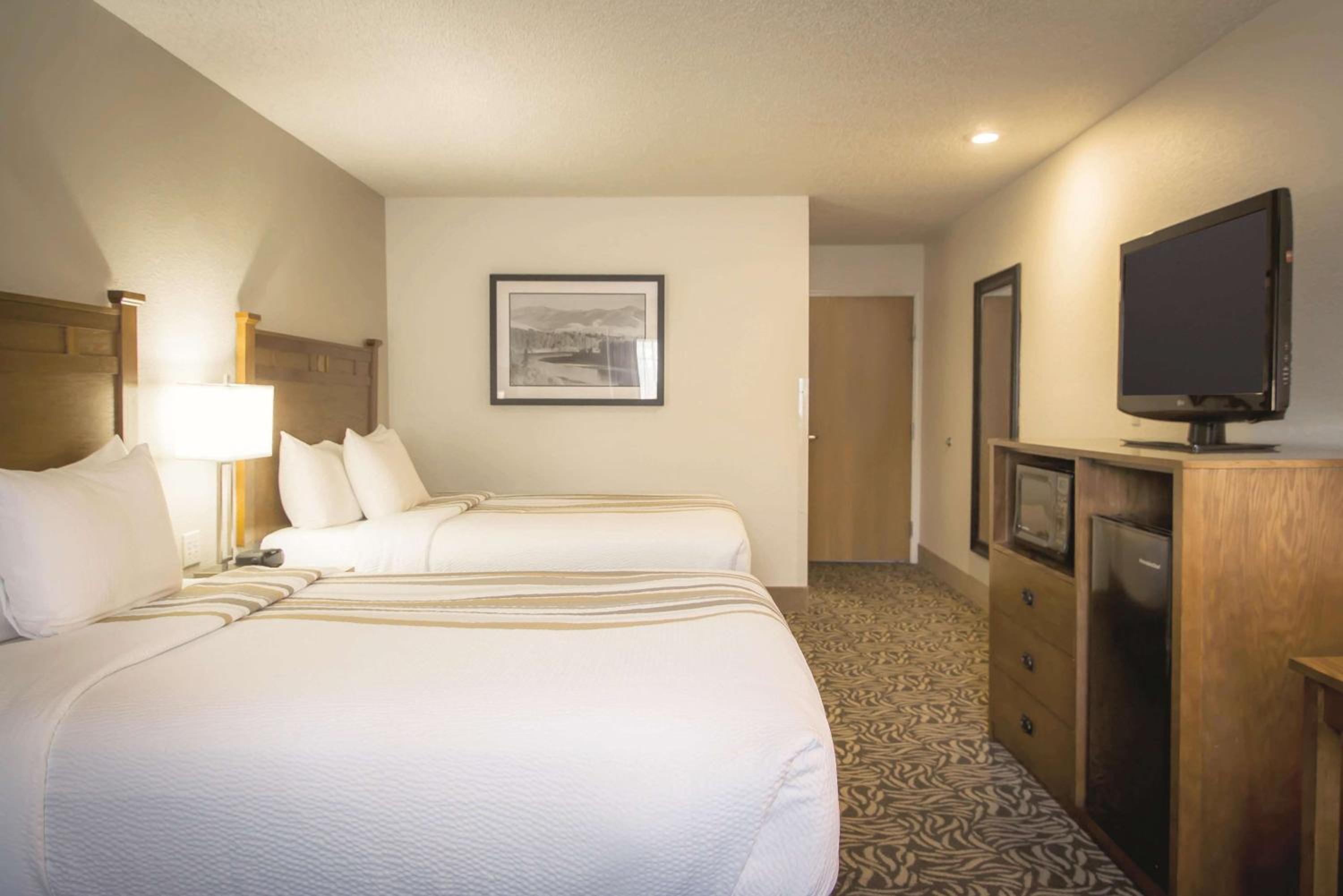 Deluxe Queen Room with Two Queen Beds - Photo 2