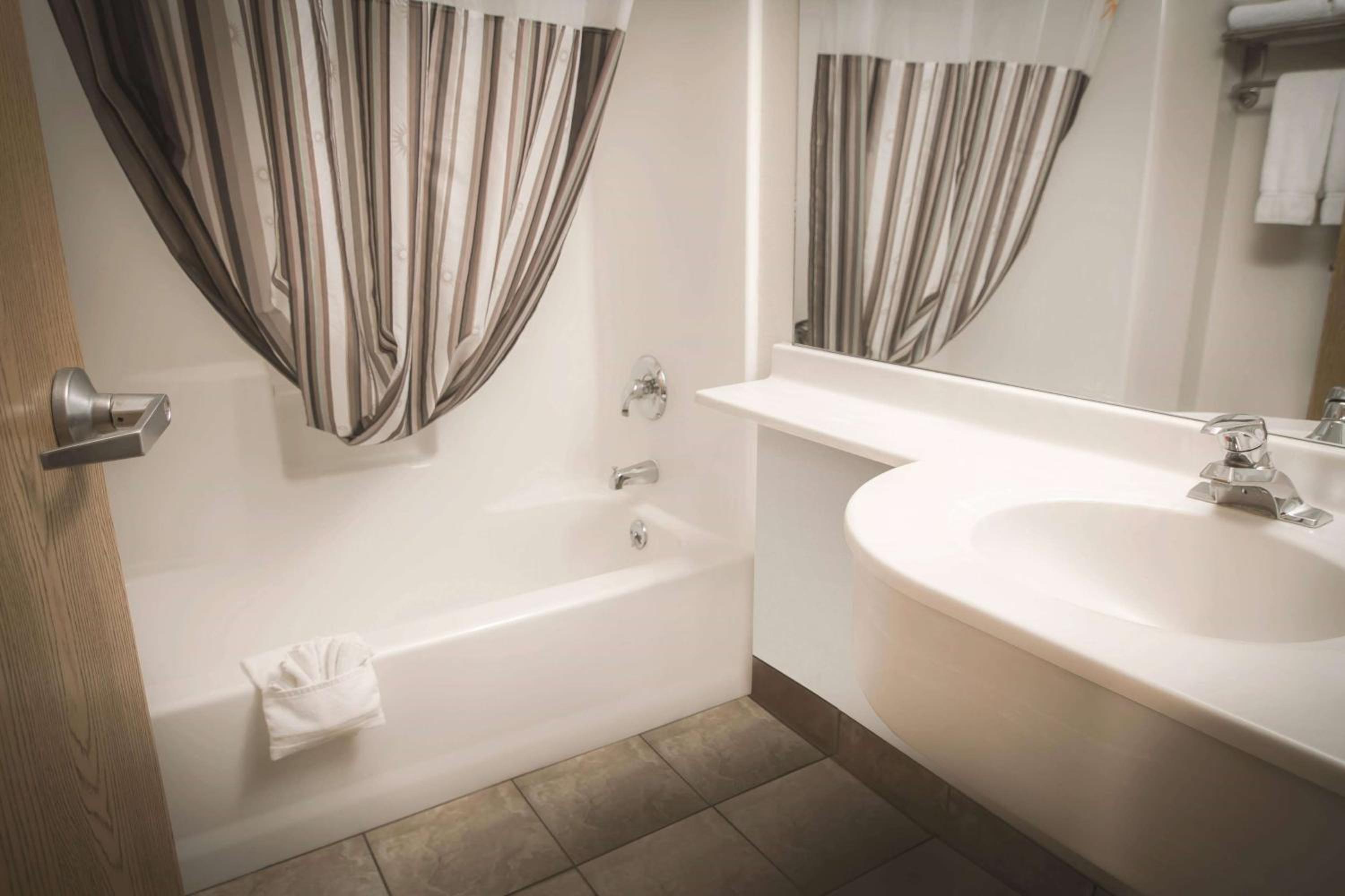 Deluxe Queen Room with Two Queen Beds - Photo 4