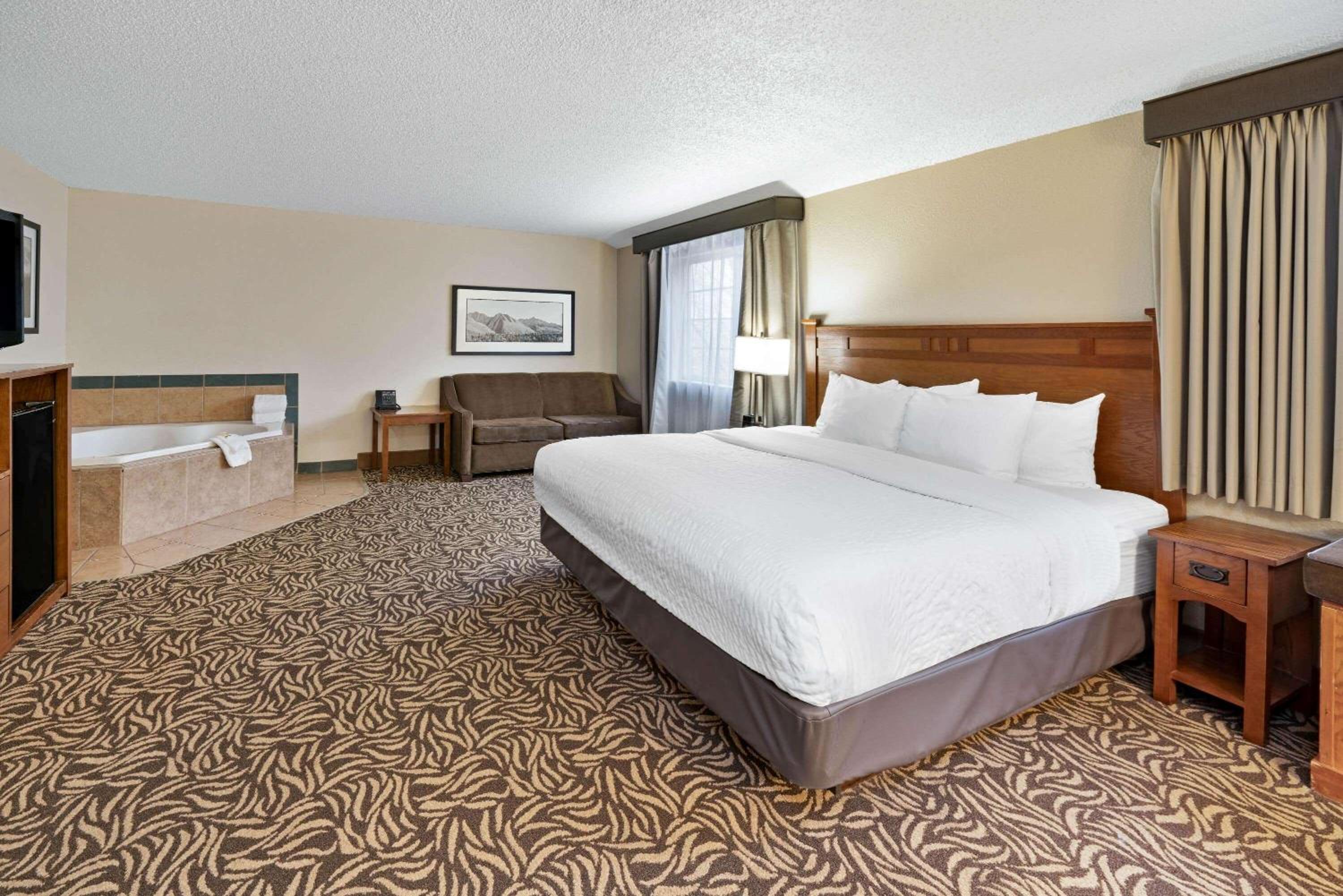 King Suite with River View - Non-Smoking photo 1