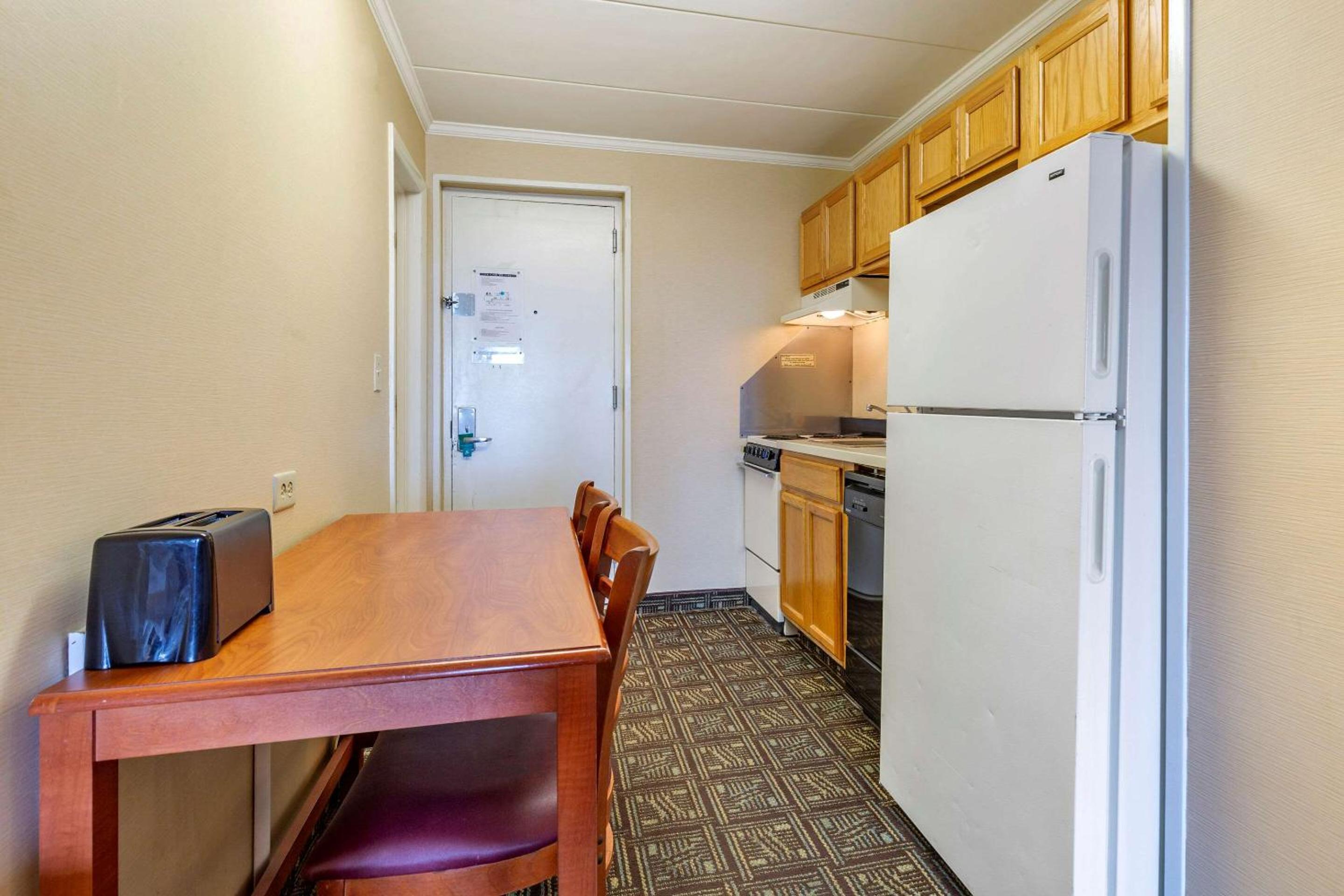 Efficiency, Ground Level, Interior Entrance, 2 Queen Beds & Sofa Bed, Non Smoking photo 2