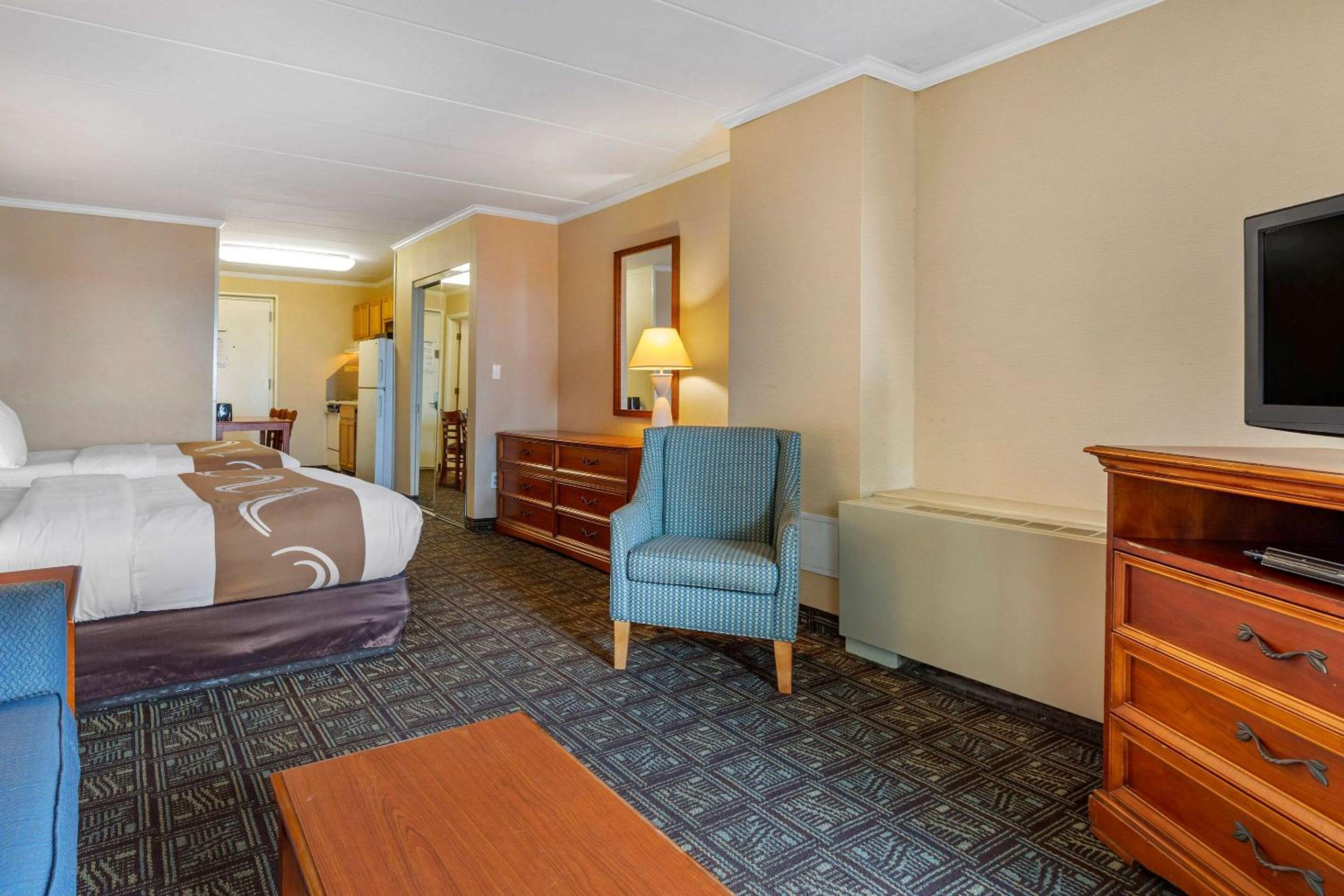 Efficiency, Ground Level, Interior Entrance, 2 Queen Beds & Sofa Bed, Non Smoking photo 1
