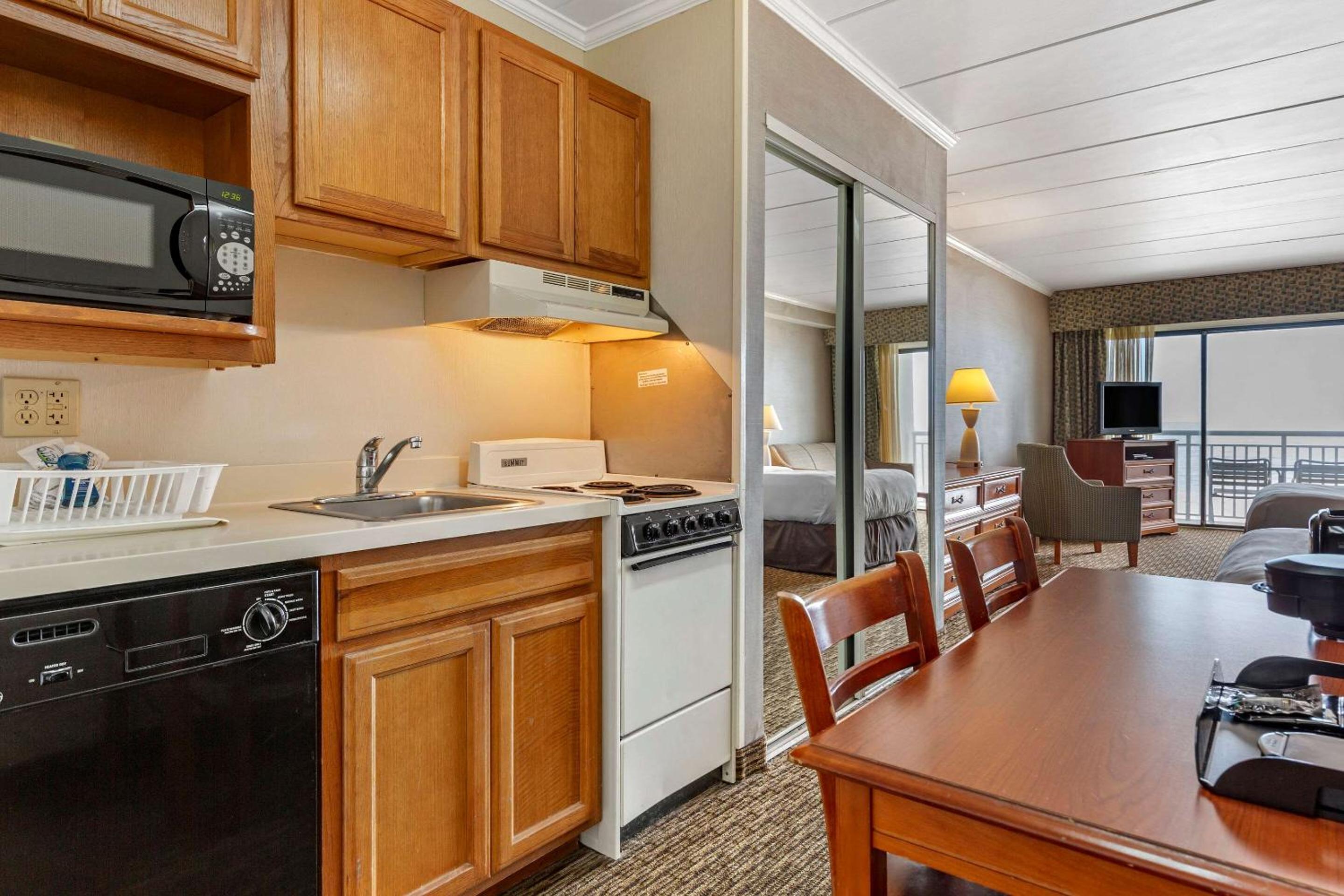 Efficiency, Oceanfront, Exterior Entrance, 2 Double Beds & Sofa Bed, Non Smoking photo 2