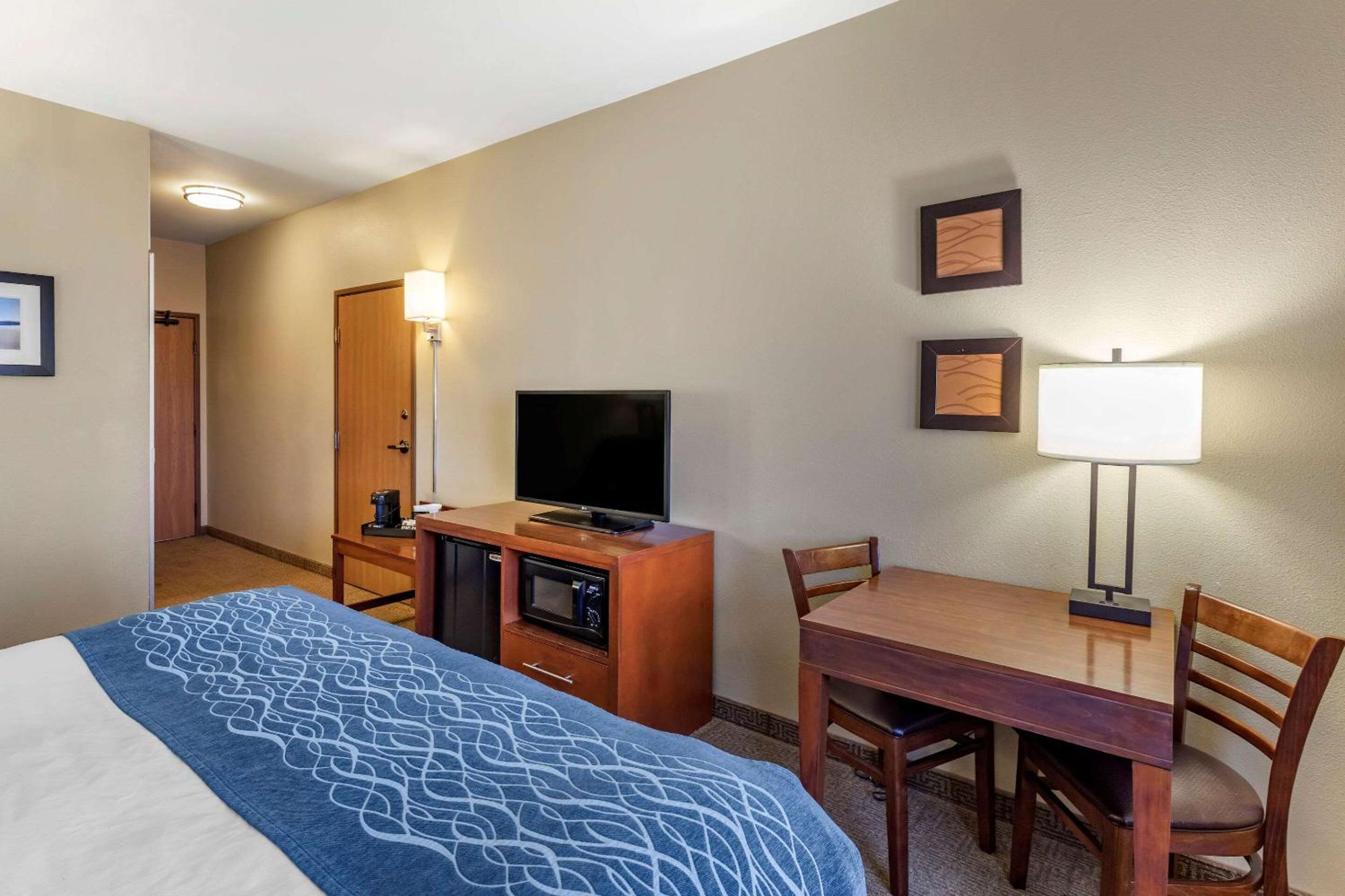 King Room - Non-Smoking - Photo 4