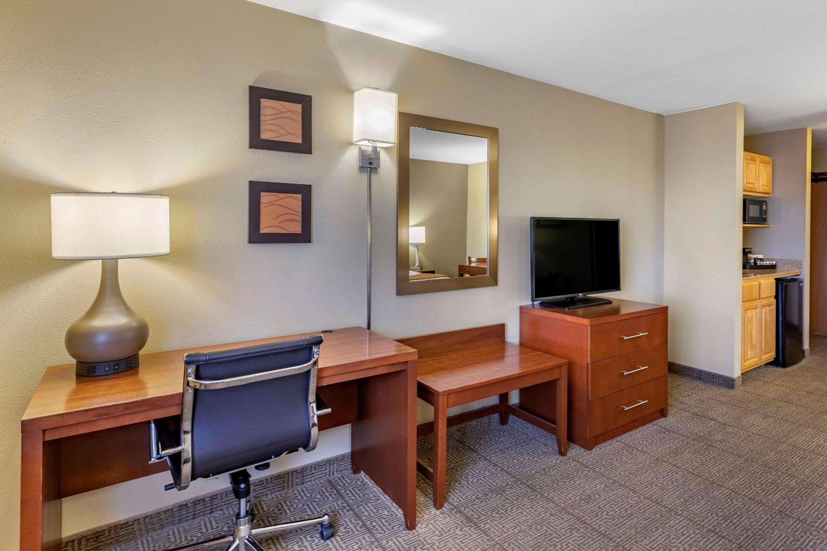 King Room - Non-Smoking - Photo 2