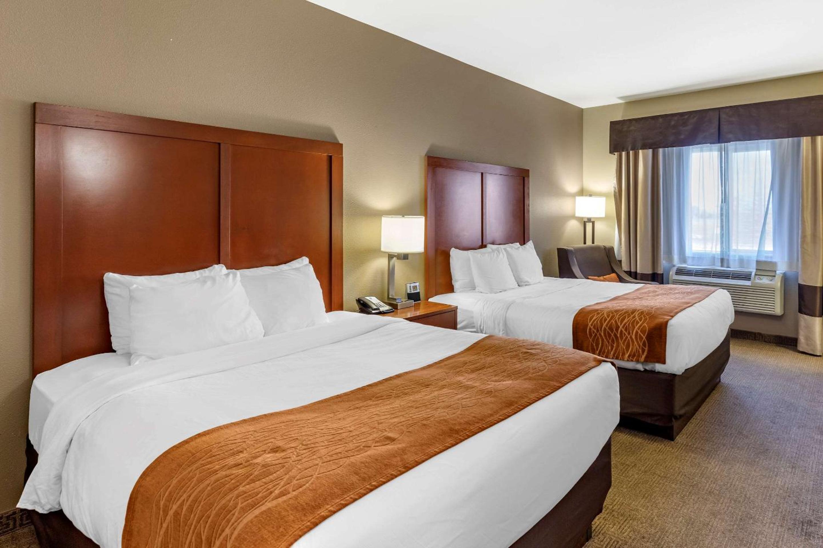 Queen Room with Two Queen Beds - Photo 3