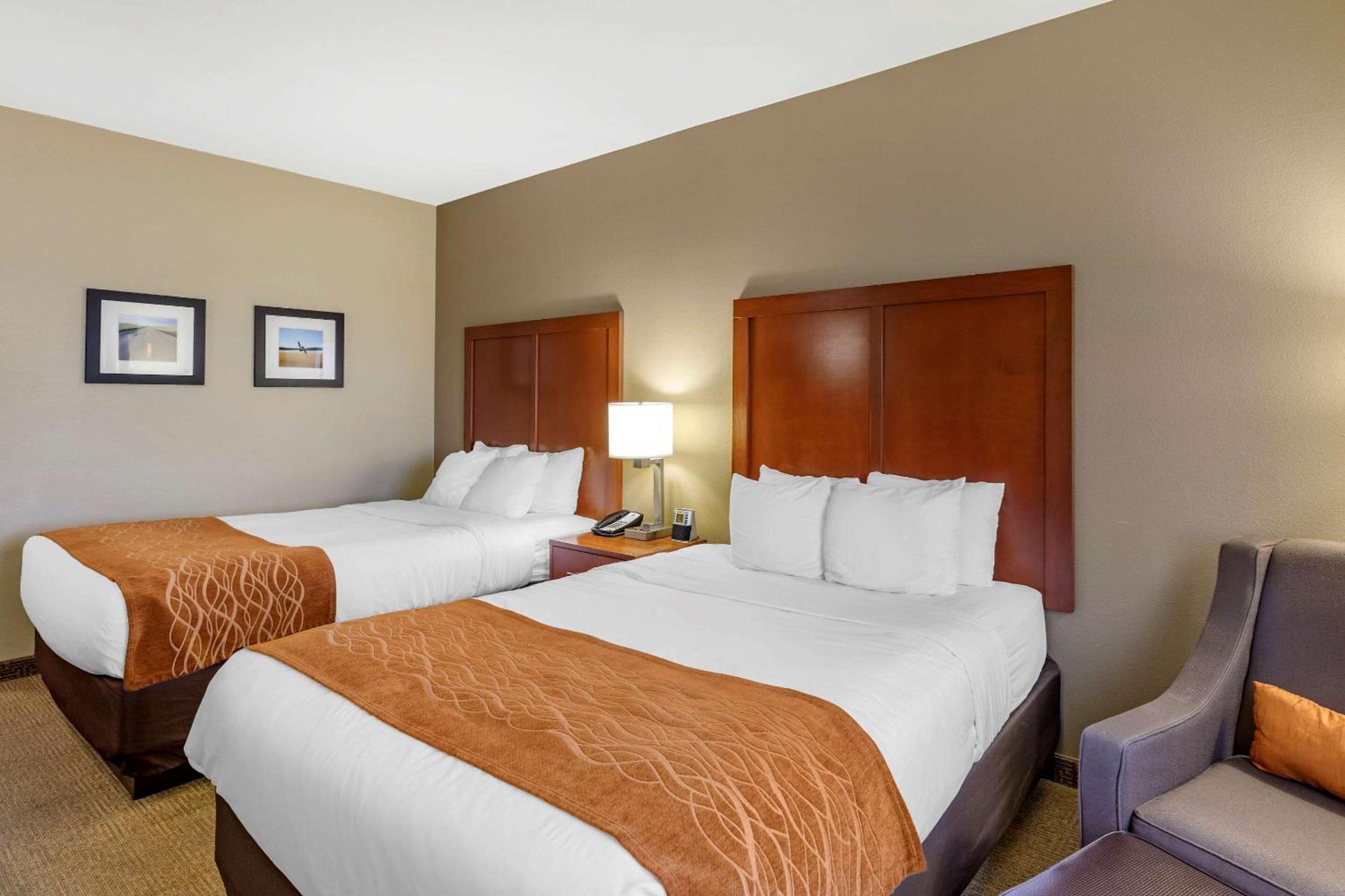 Queen Room with Two Queen Beds - Photo 4