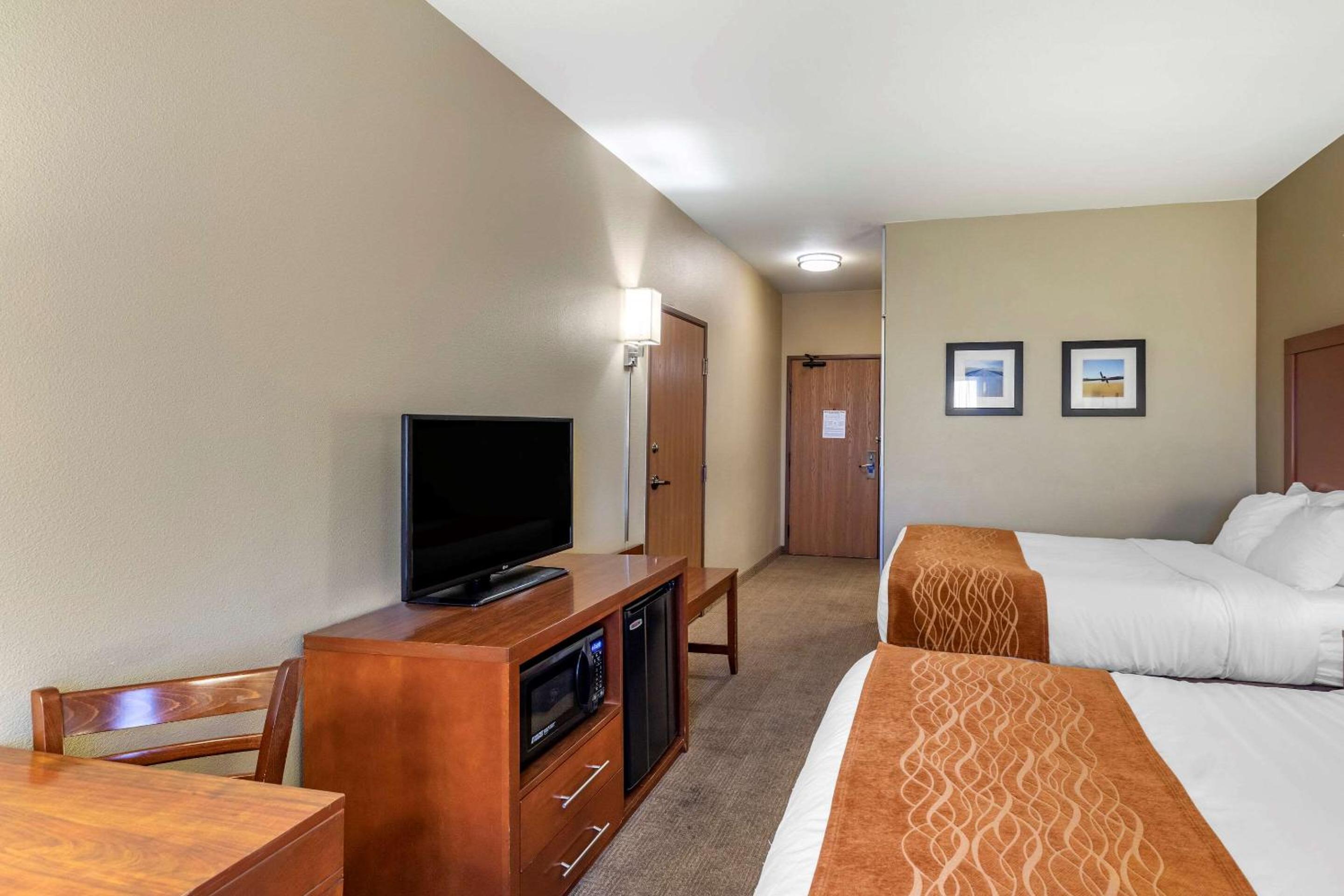 Queen Room with Two Queen Beds - Photo 2