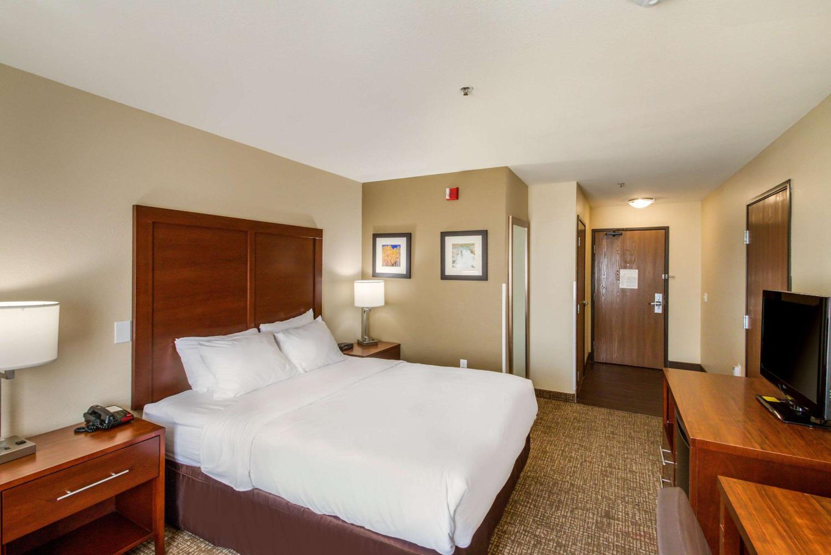 King Room - Non-Smoking - Photo 2