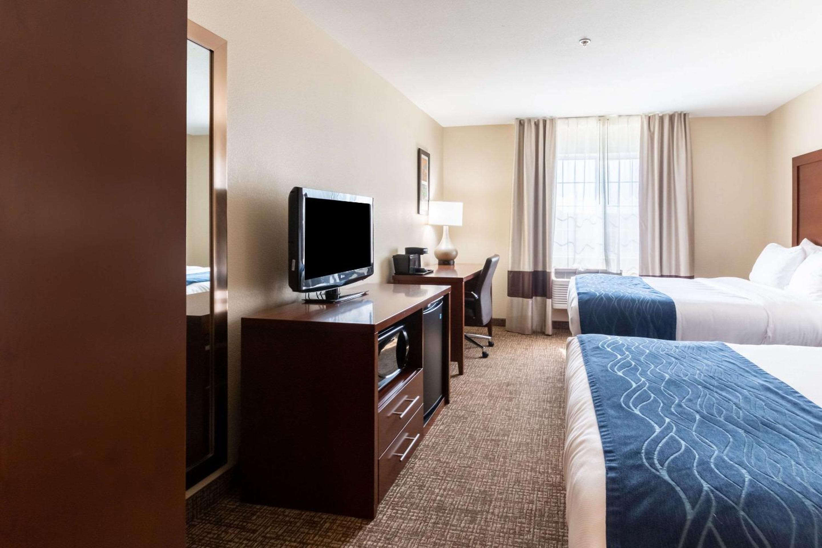 Queen Room with Two Queen Beds - Non-Smoking - Photo 2