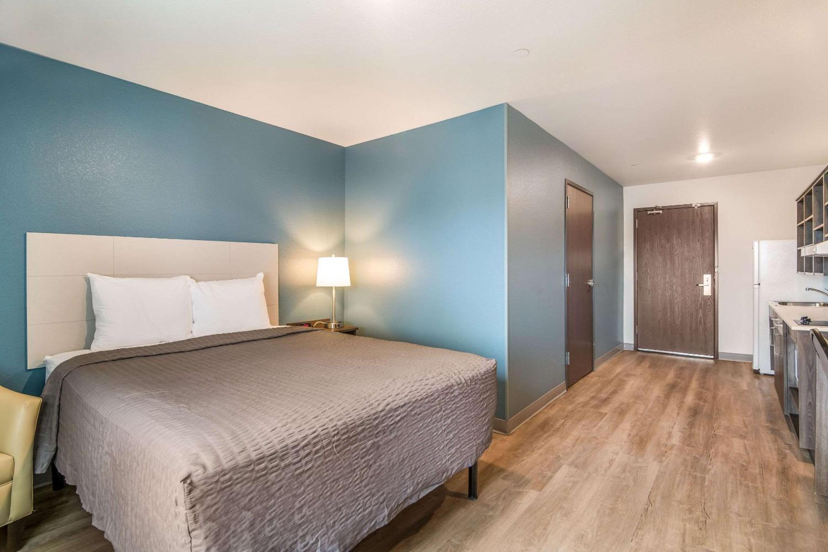 Queen Room with Roll-In Shower - Accessible/Non Smoking - Photo 2