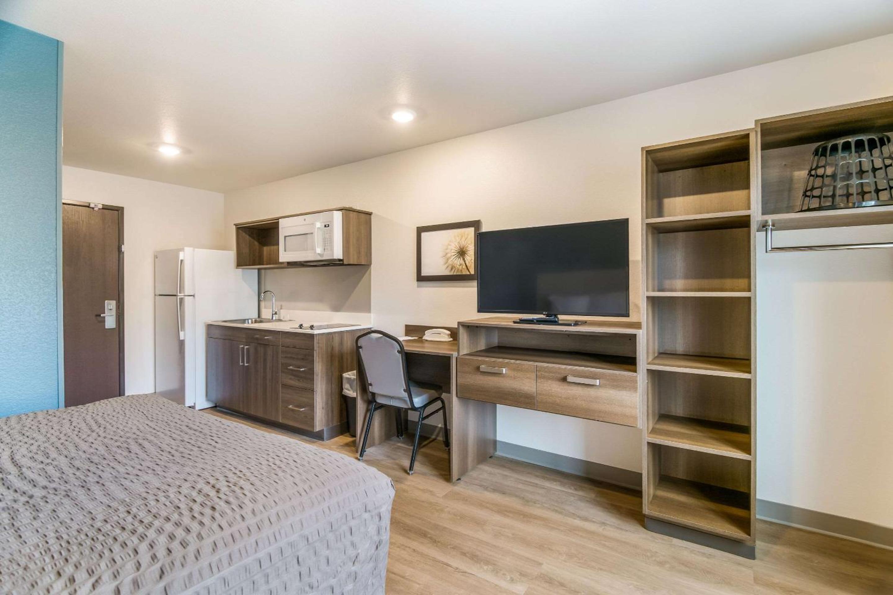 Standard King Room with Sofa Bed - Non Smoking - Photo 7