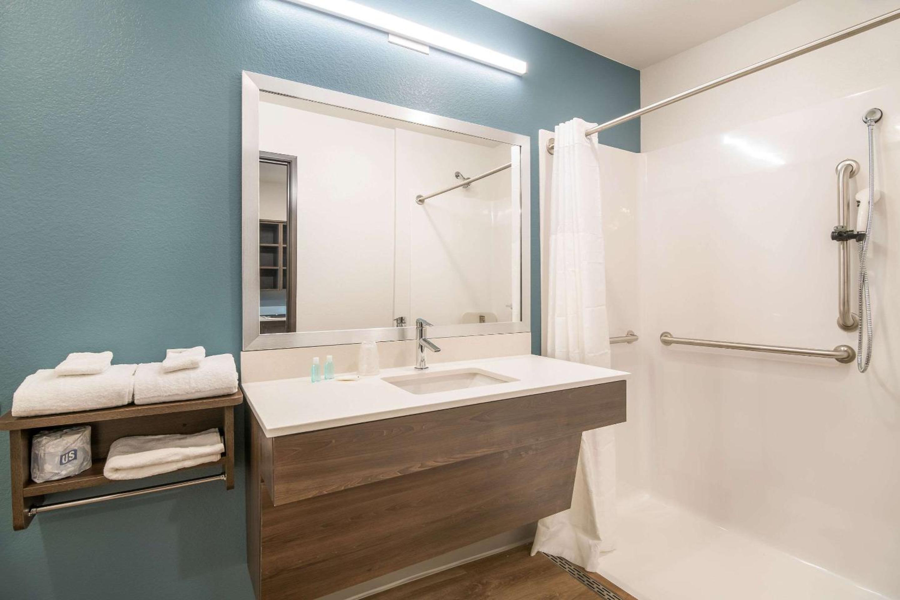 Queen Room with Roll-In Shower - Accessible/Non Smoking - Photo 4