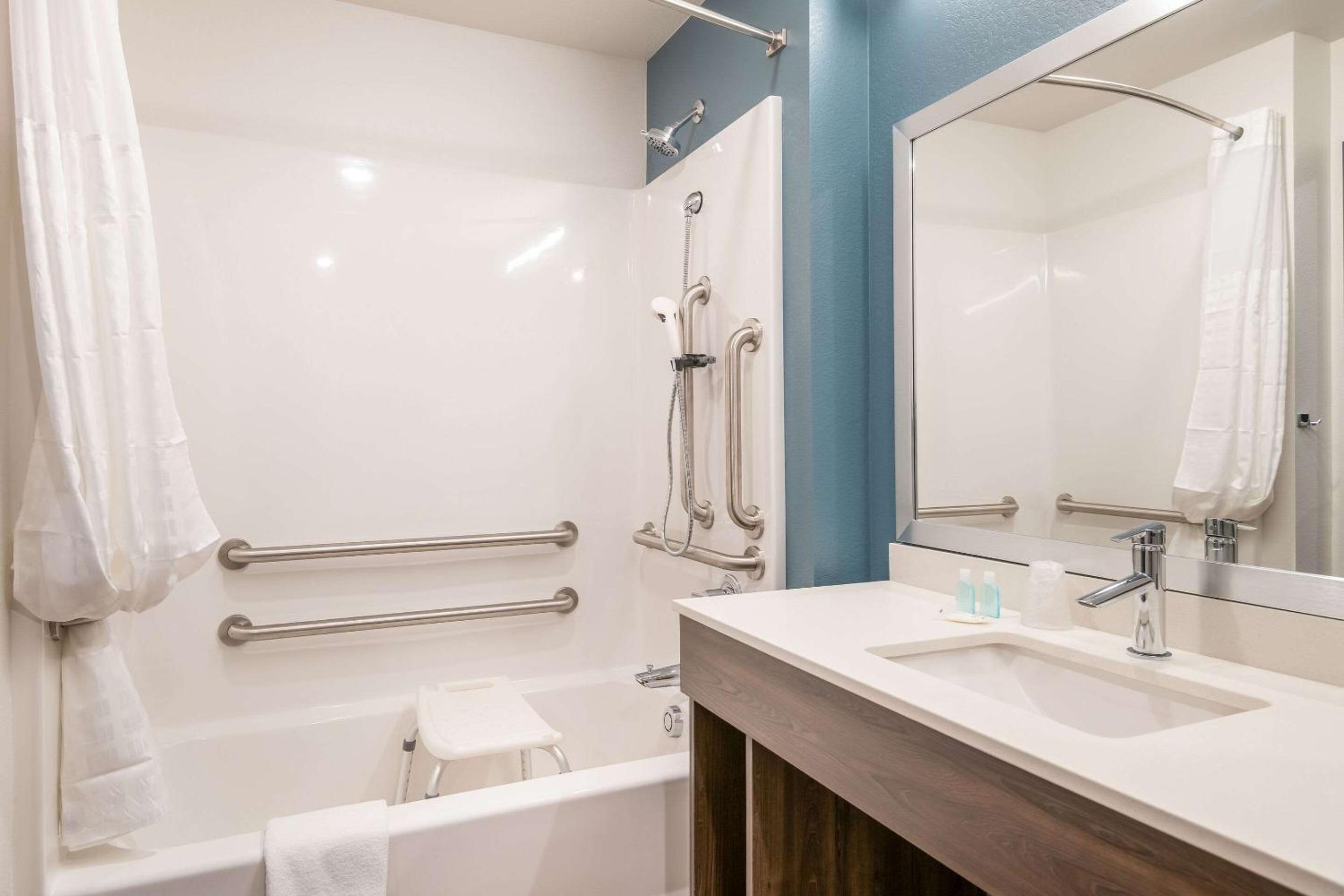 Queen Room with Accessible Tub - Accessible/Non Smoking - Photo 2