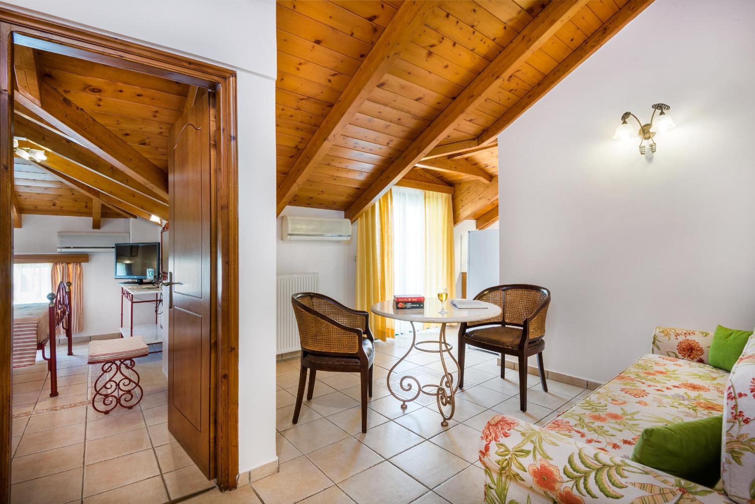 One-Bedroom Suite with Garden View and Sea View	 - Photo 4