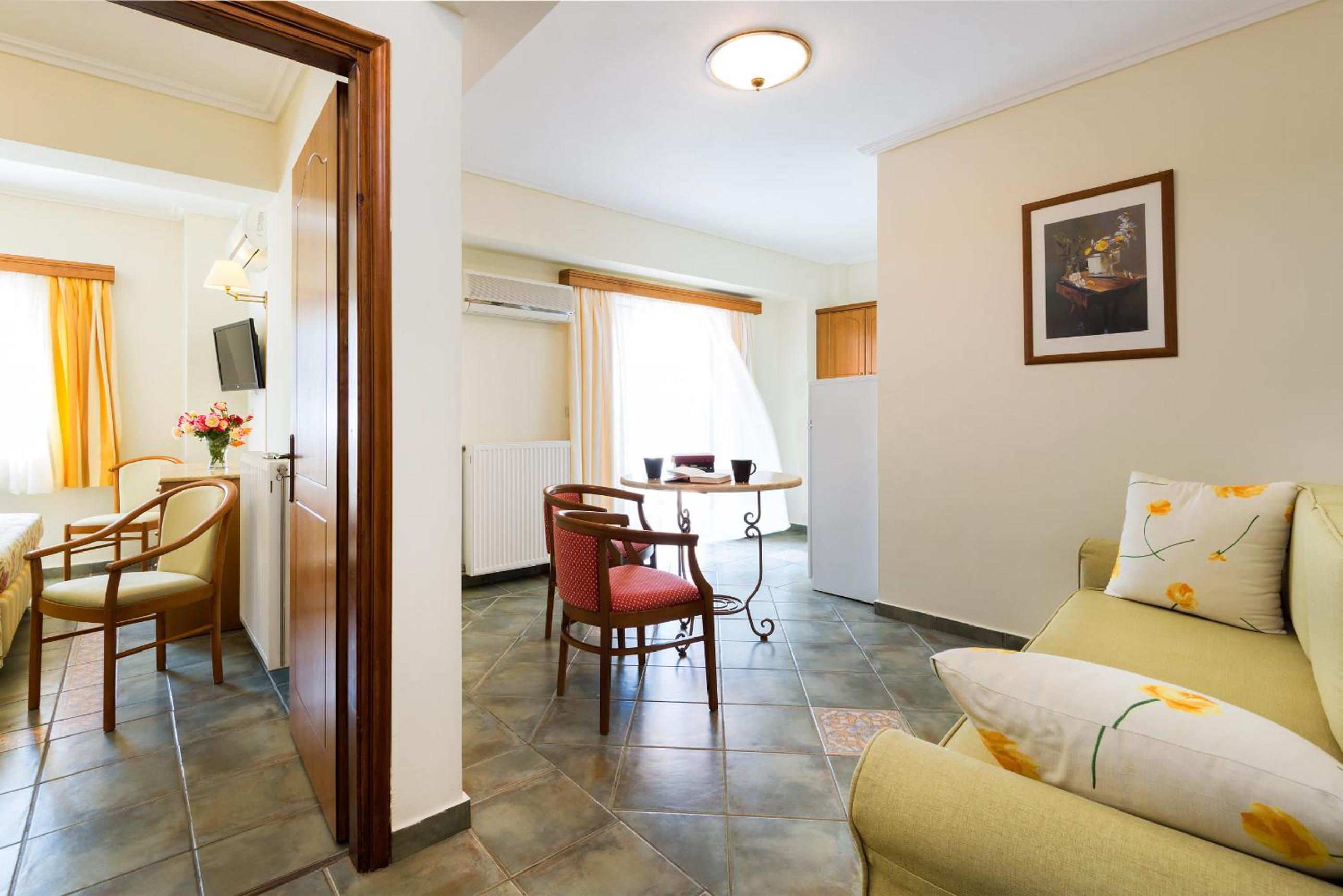 One-Bedroom Suite with Garden View and Sea View	 - Photo 2