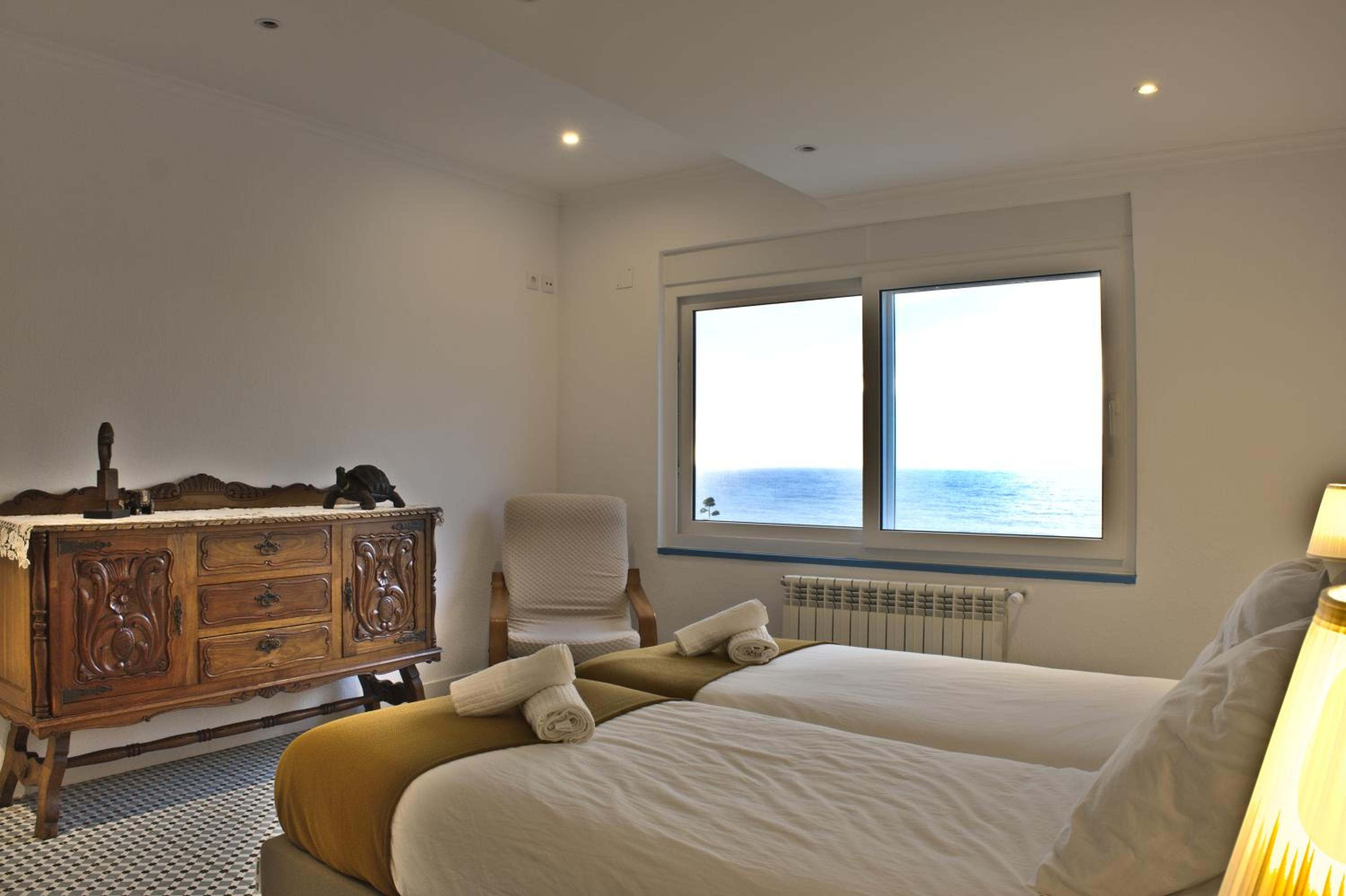 Standard Twin Room with Sea View - Photo 8