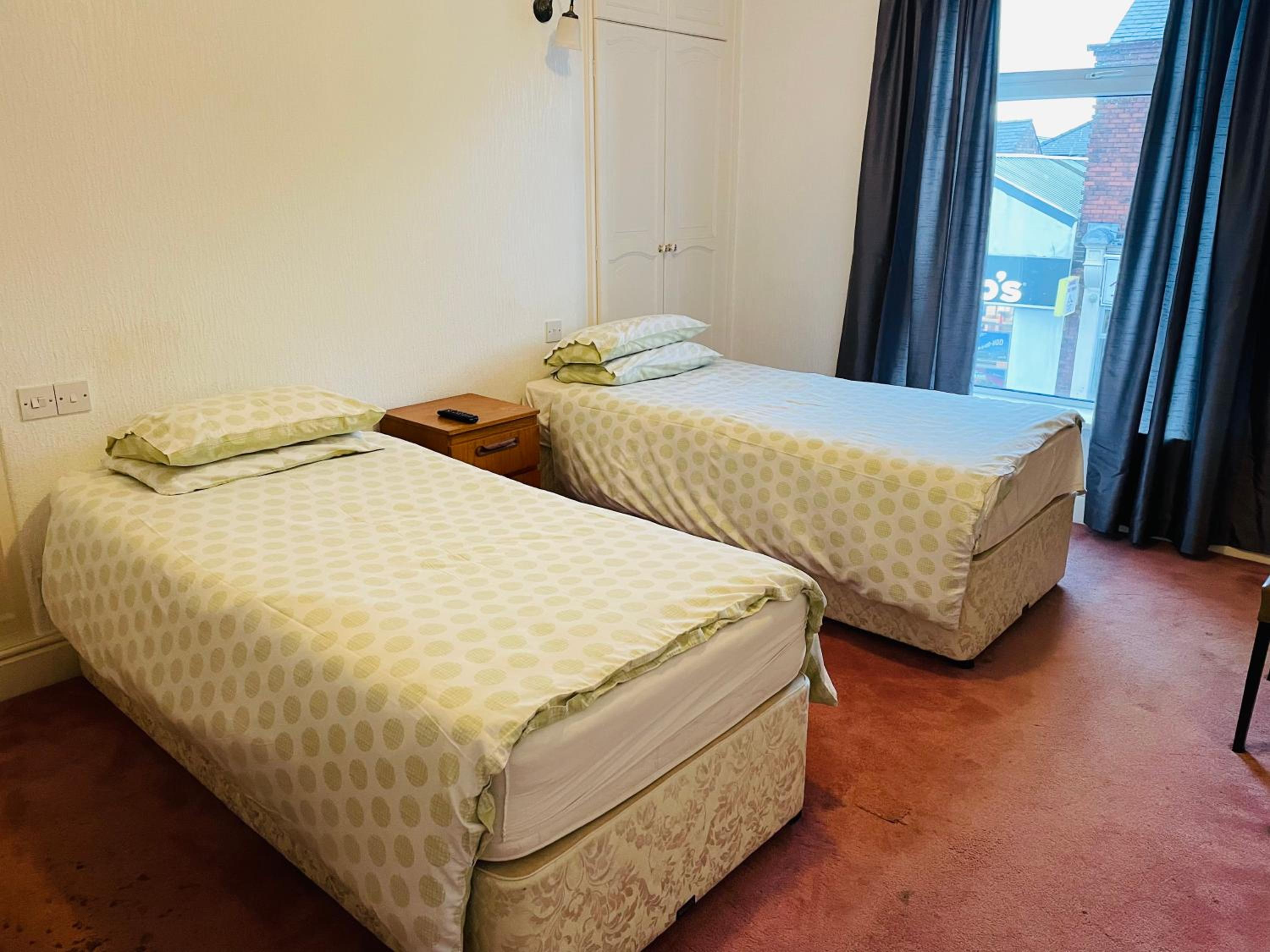 Standard Twin Room - Photo 4