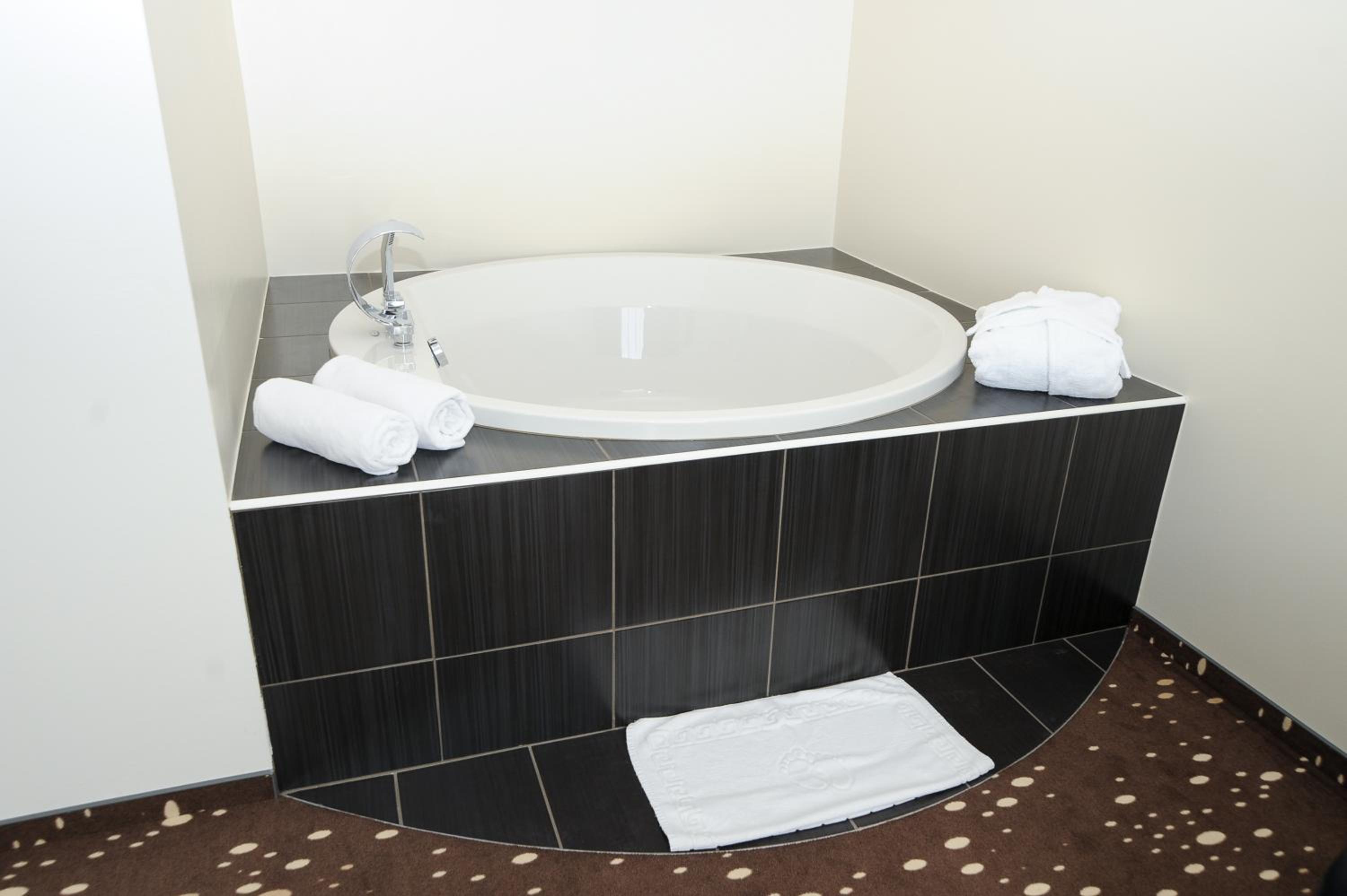 One-Bedroom Suite with City View - Photo 5