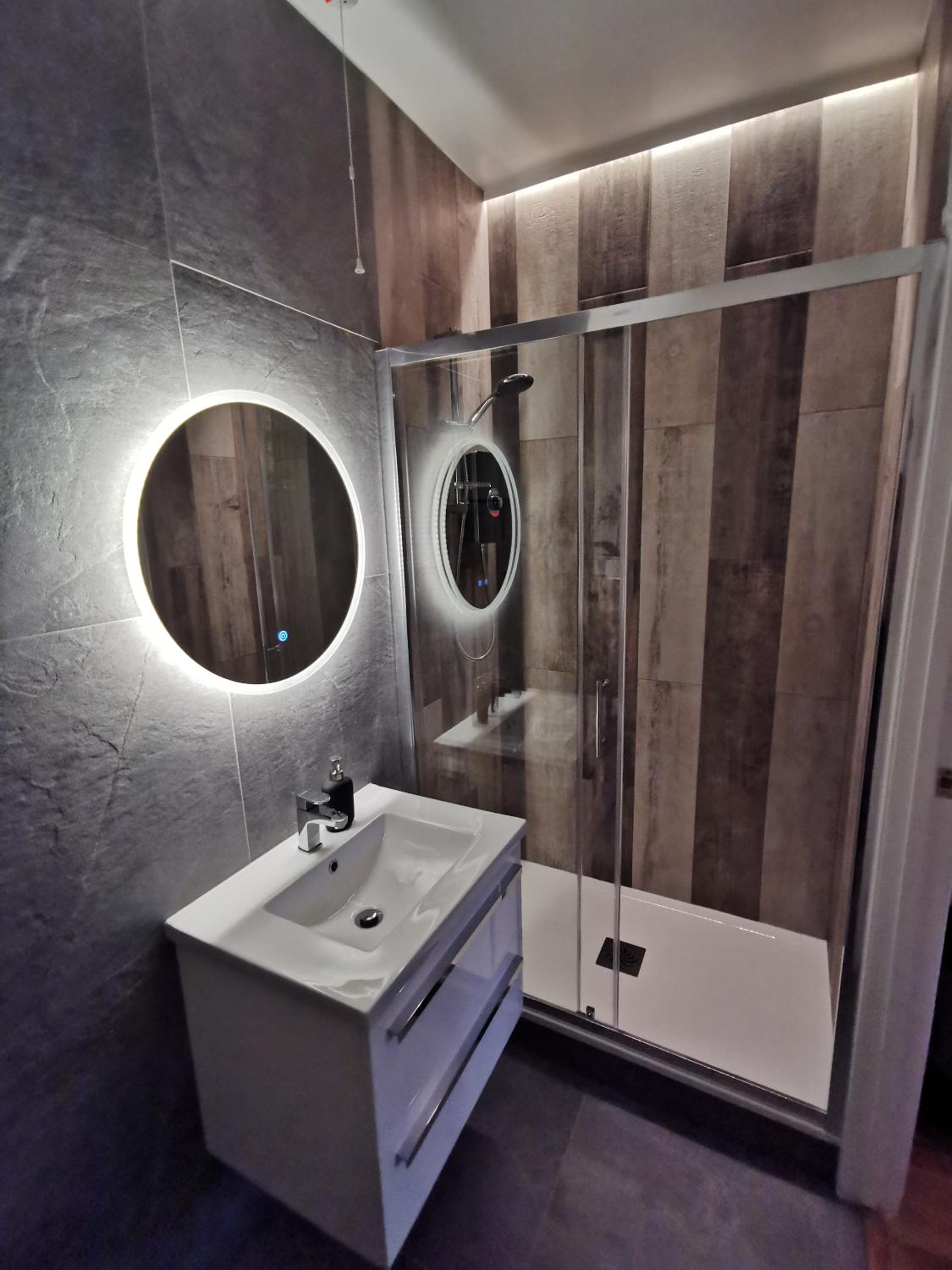 Double Room with Private Bathroom - Photo 17
