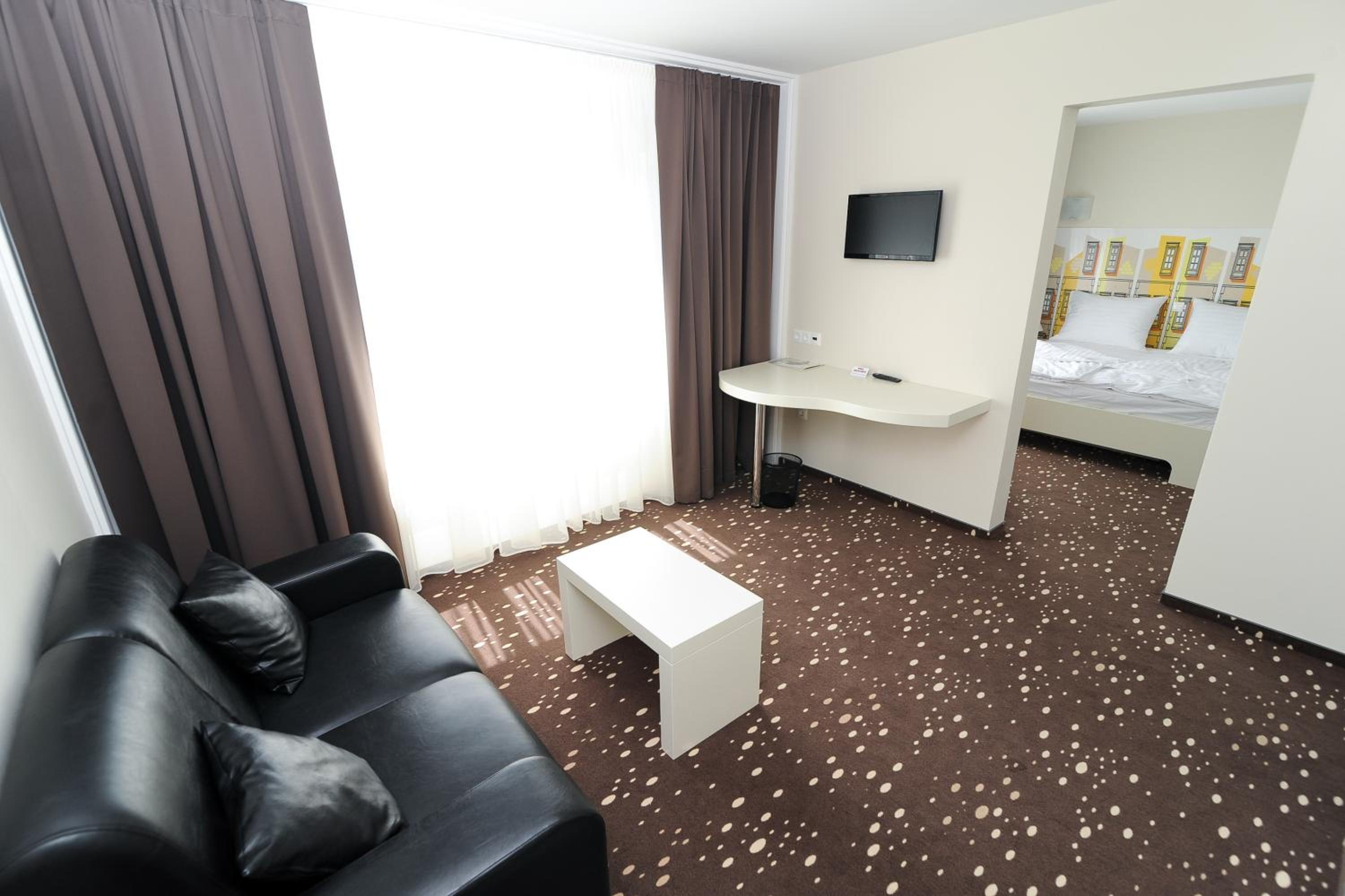 One-Bedroom Suite with City View - Photo 2