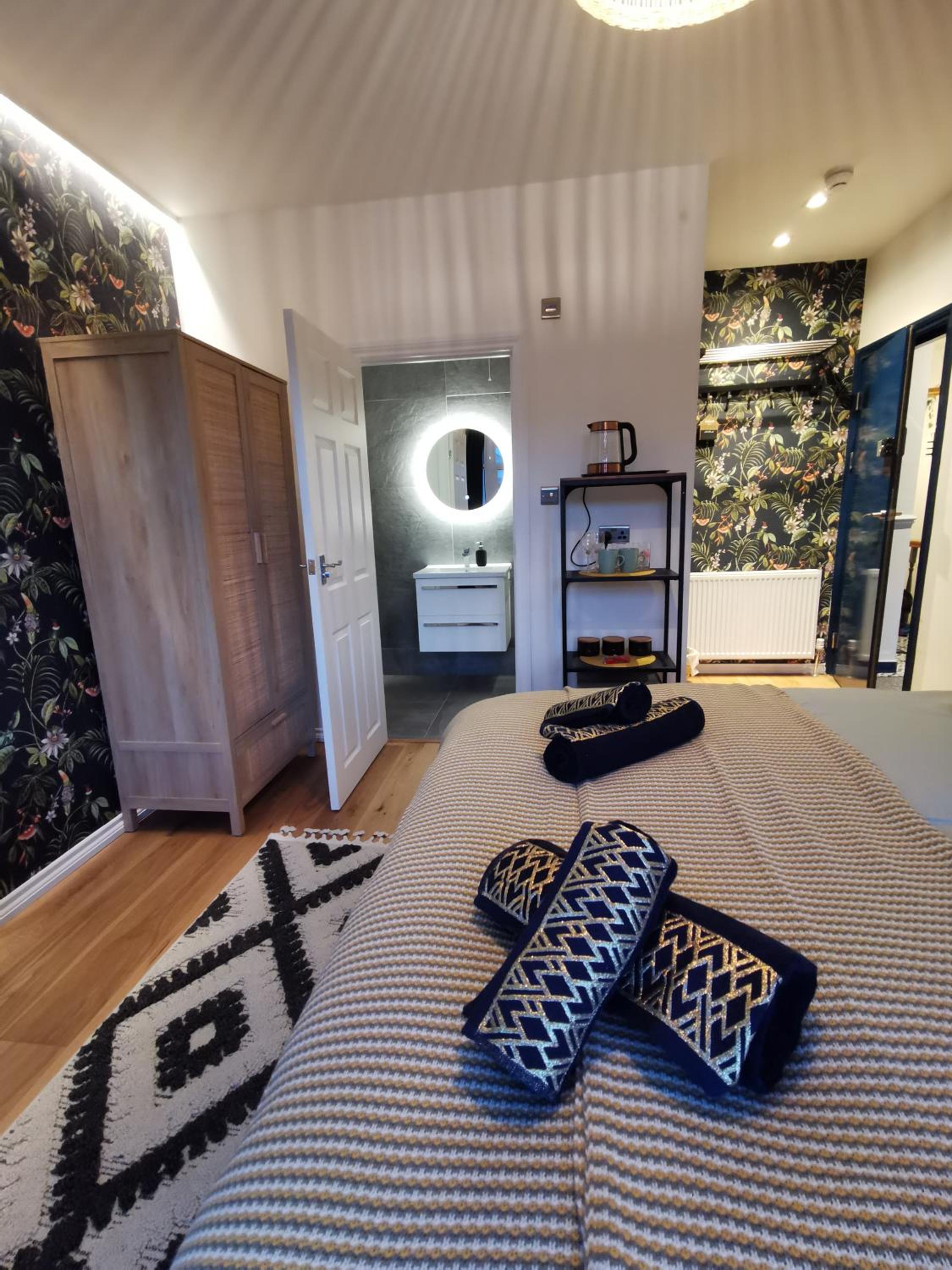 Double Room with Private Bathroom - Photo 22