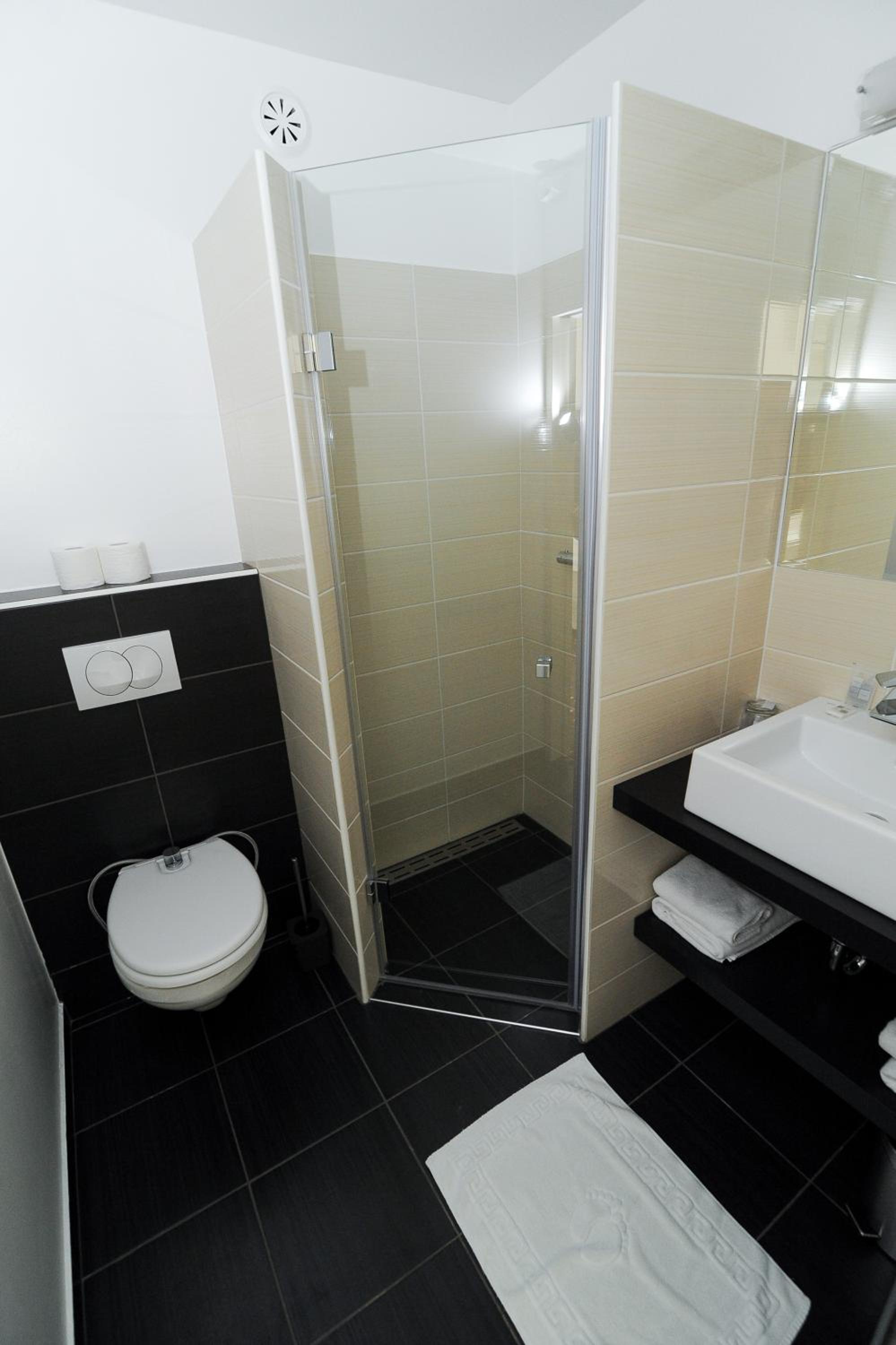 Double or Twin Room - Photo 4