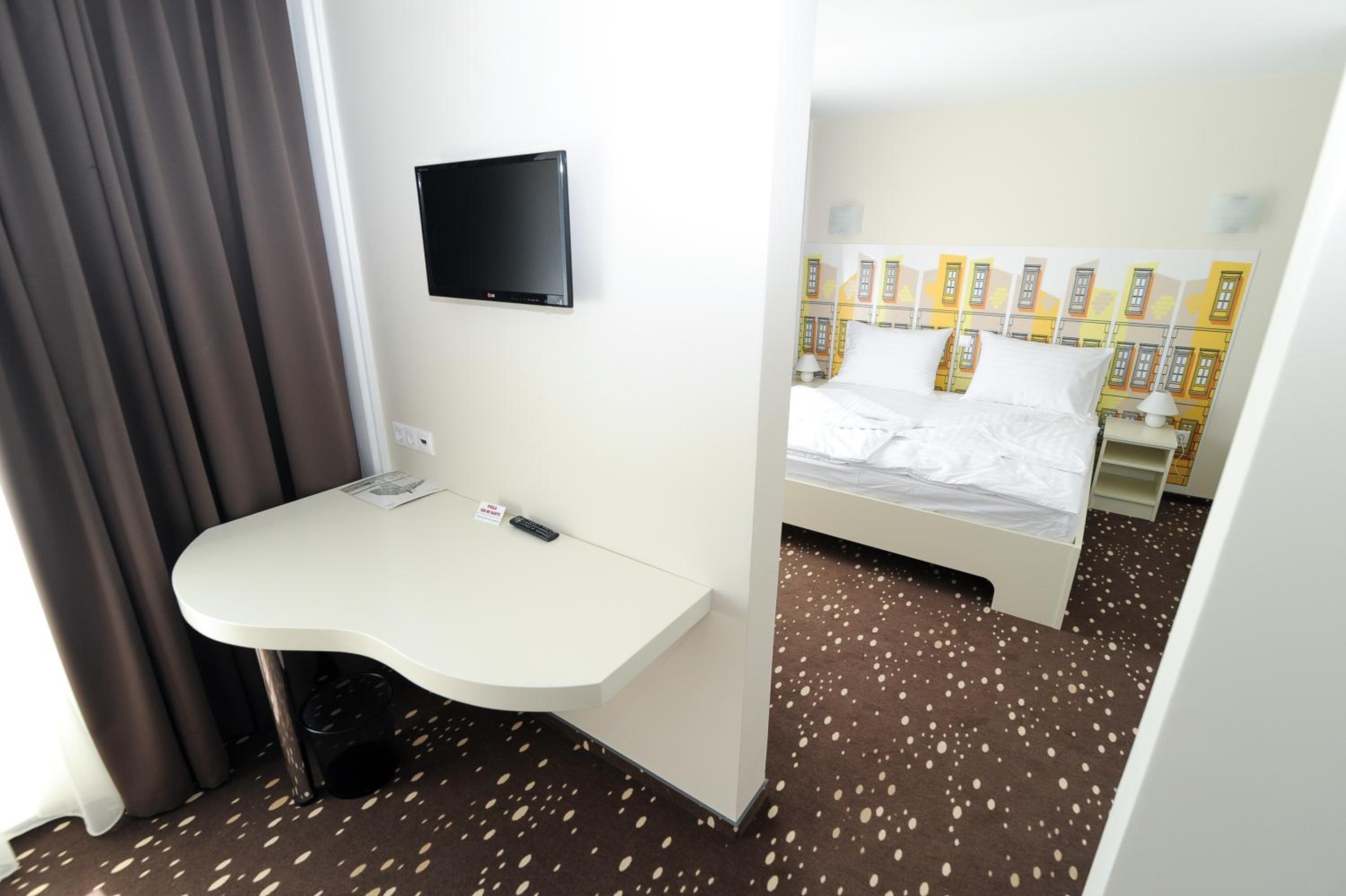 One-Bedroom Suite with City View - Photo 3
