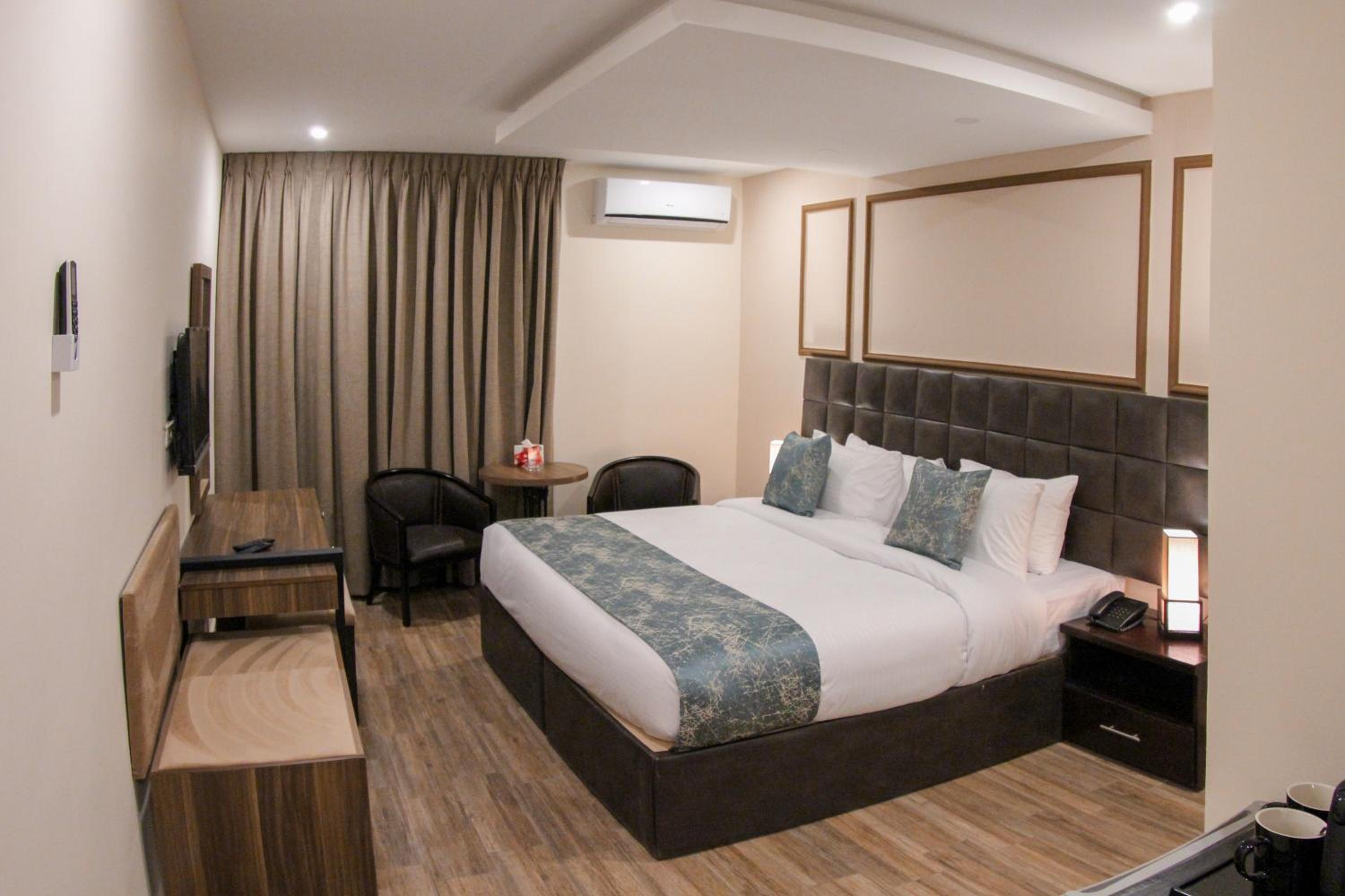 Superior Double or Twin Room - Photo 8