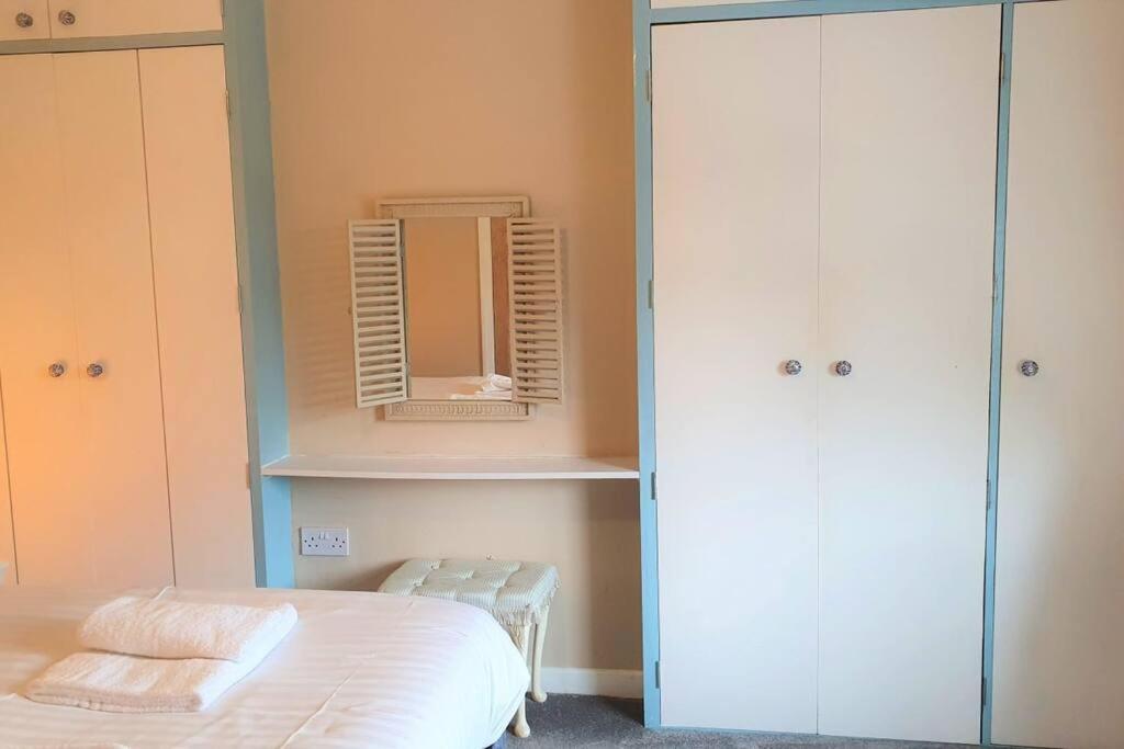 Five-Bedroom House - Photo 1