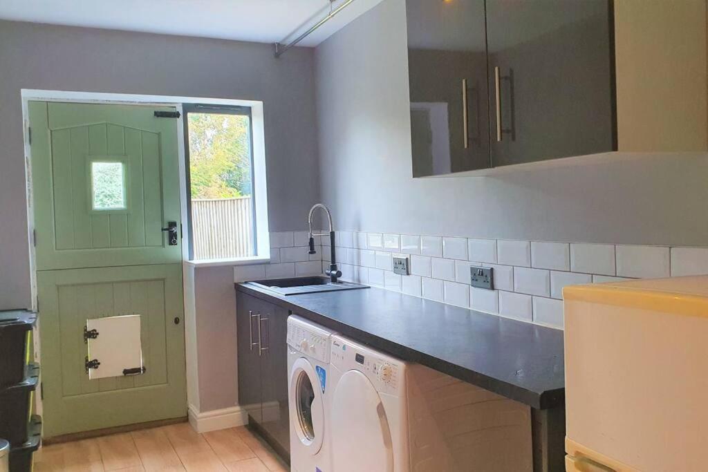 Five-Bedroom House - Photo 12