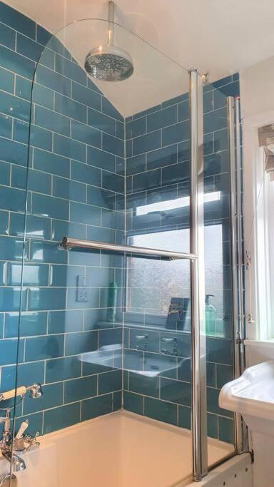 Five-Bedroom House - Photo 11