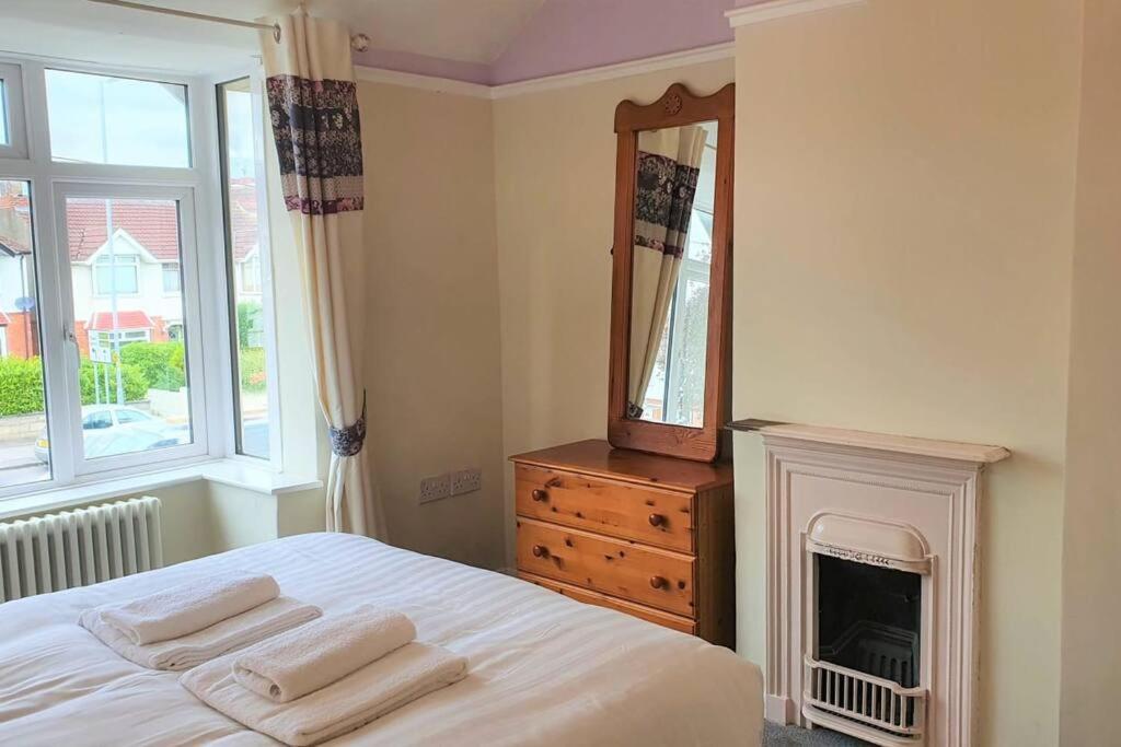 Five-Bedroom House - Photo 2