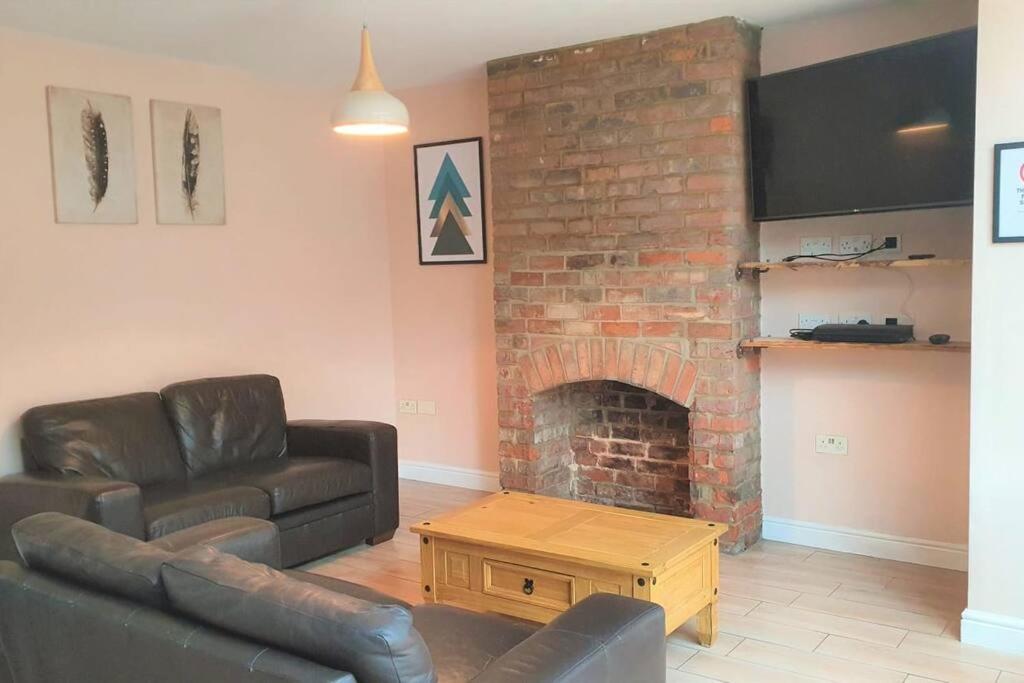 Five-Bedroom House - Photo 4