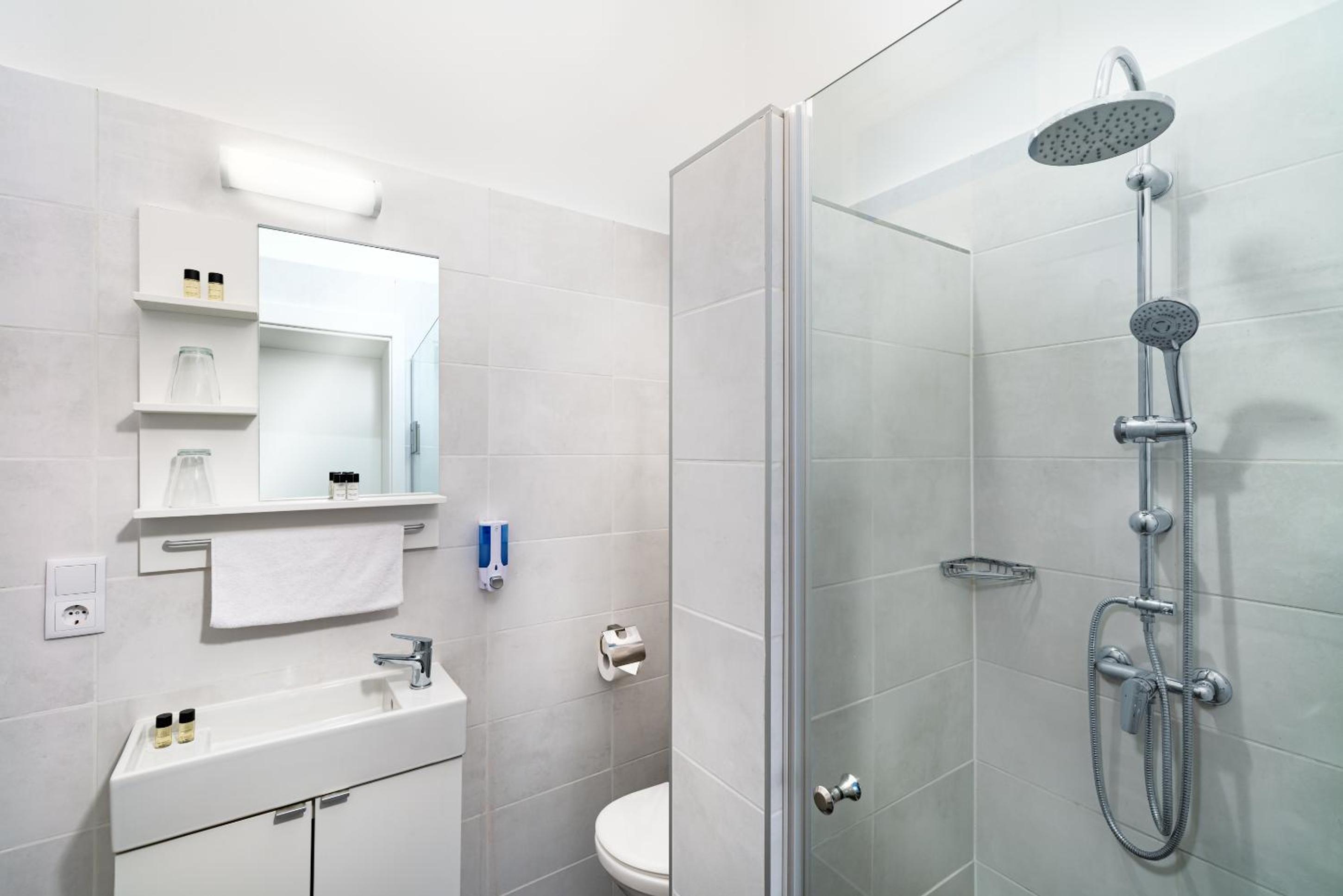 Standard Double Room - Photo 4
