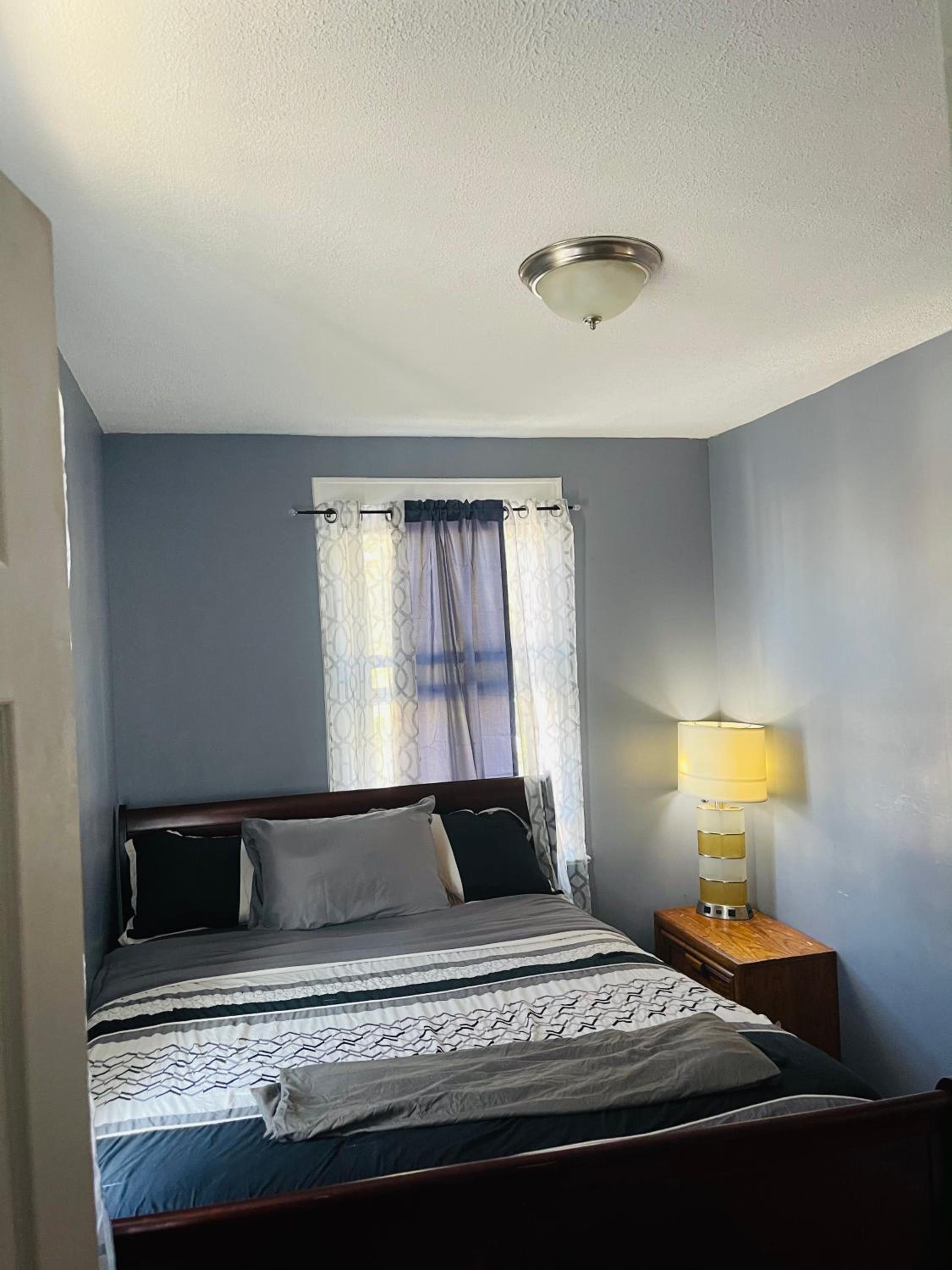 Queen Room photo 2