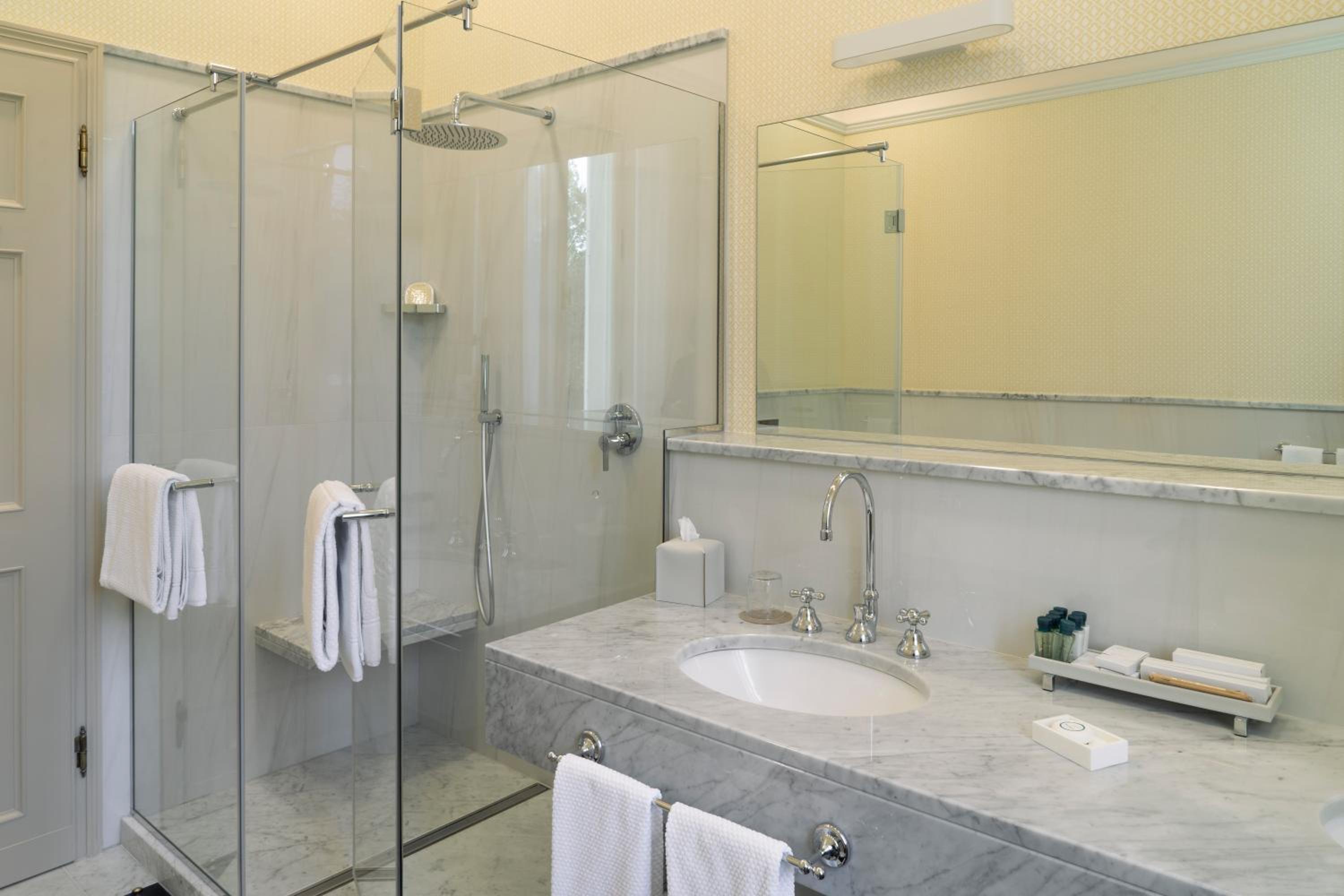 Superior Suite - Photo 5