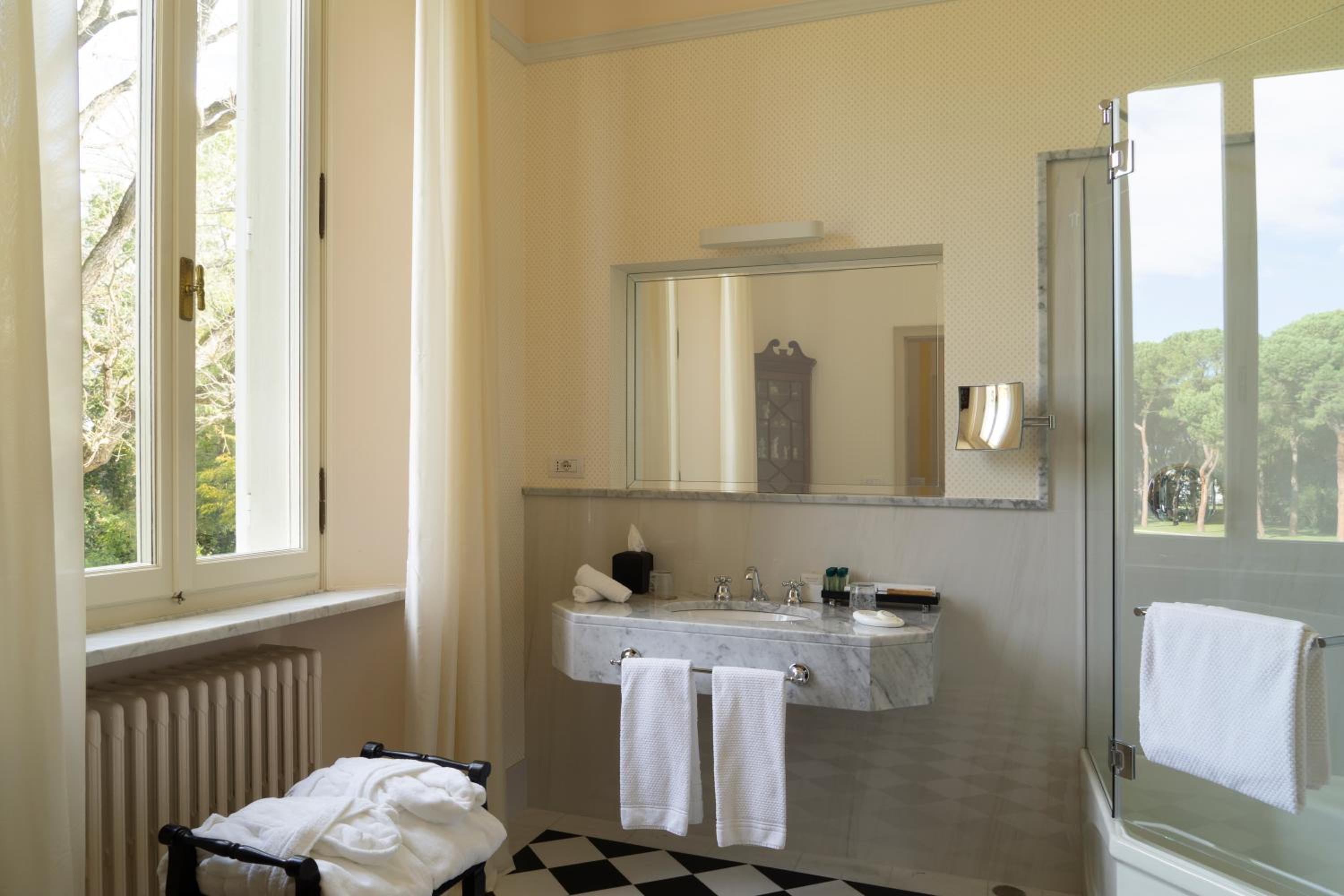 Superior Suite - Photo 6