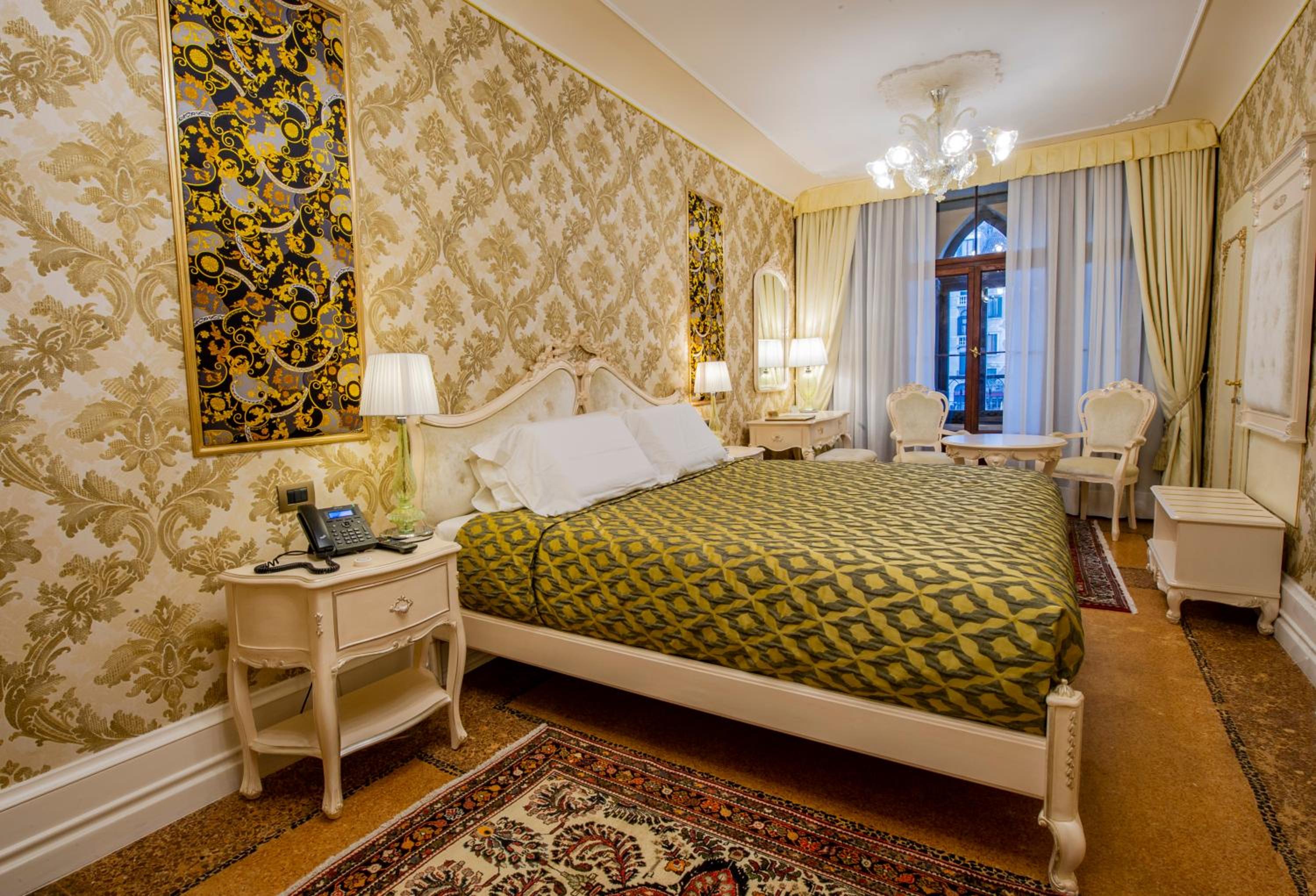 Junior Suite with Grand Canal View