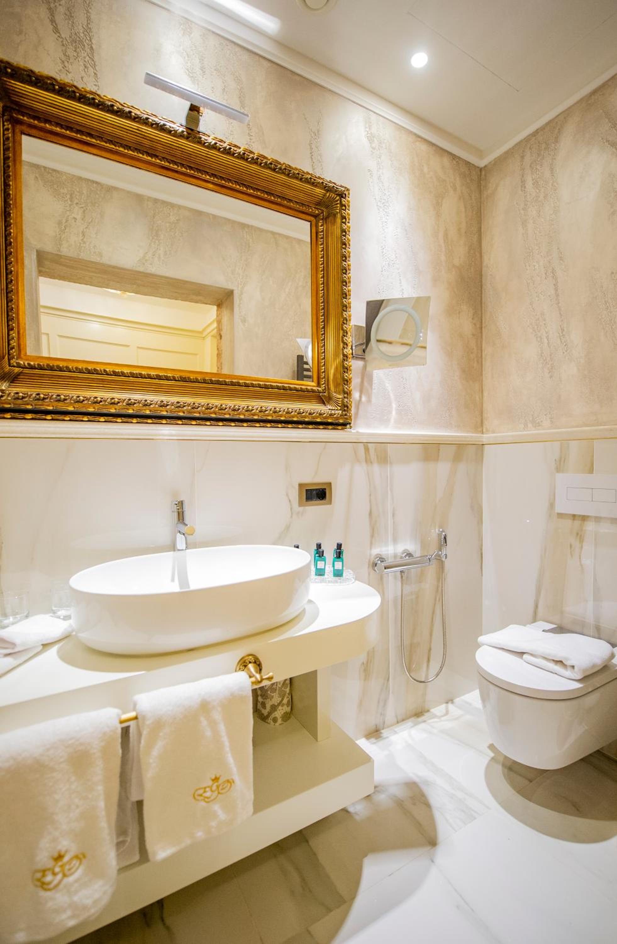 Junior Suite with Grand Canal View photo 3