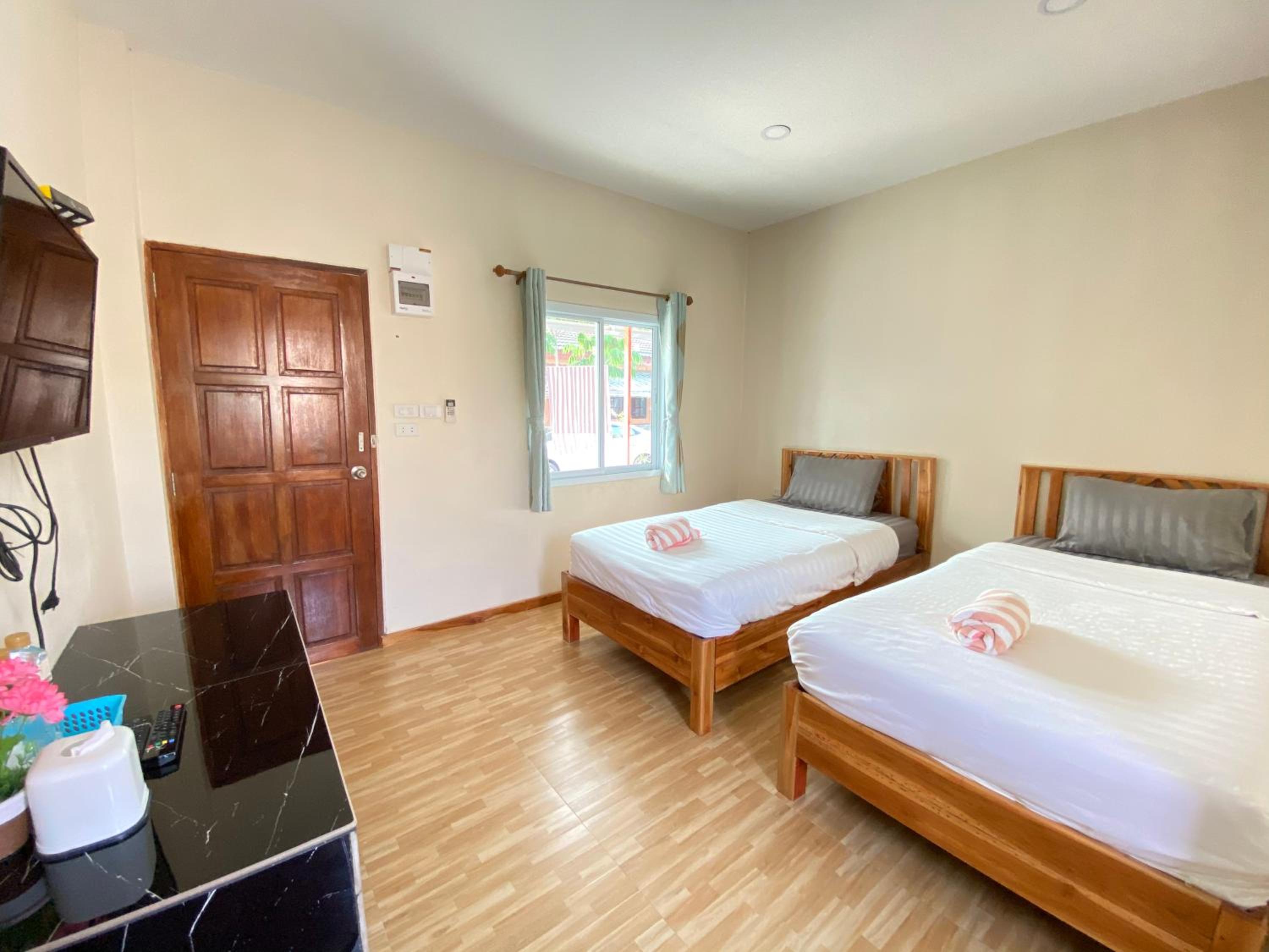 Twin Room with Private Bathroom - Photo 5