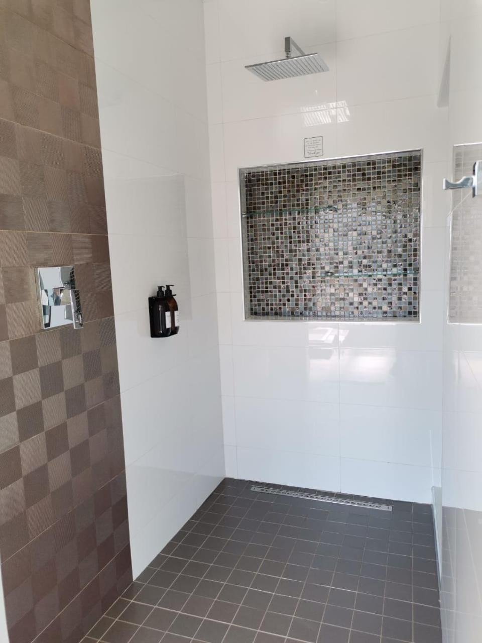 King Room with Spa Bath - Photo 15