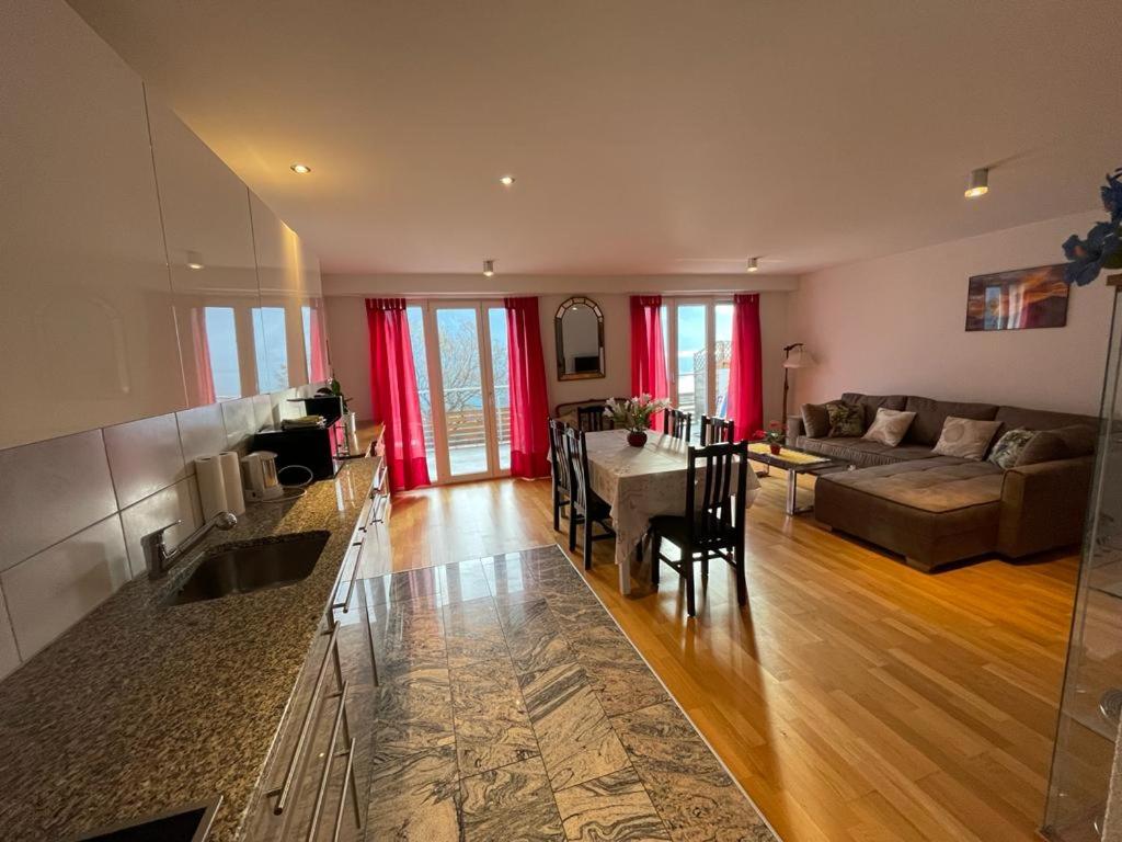 Two-Bedroom Apartment with Mountain View photo 2