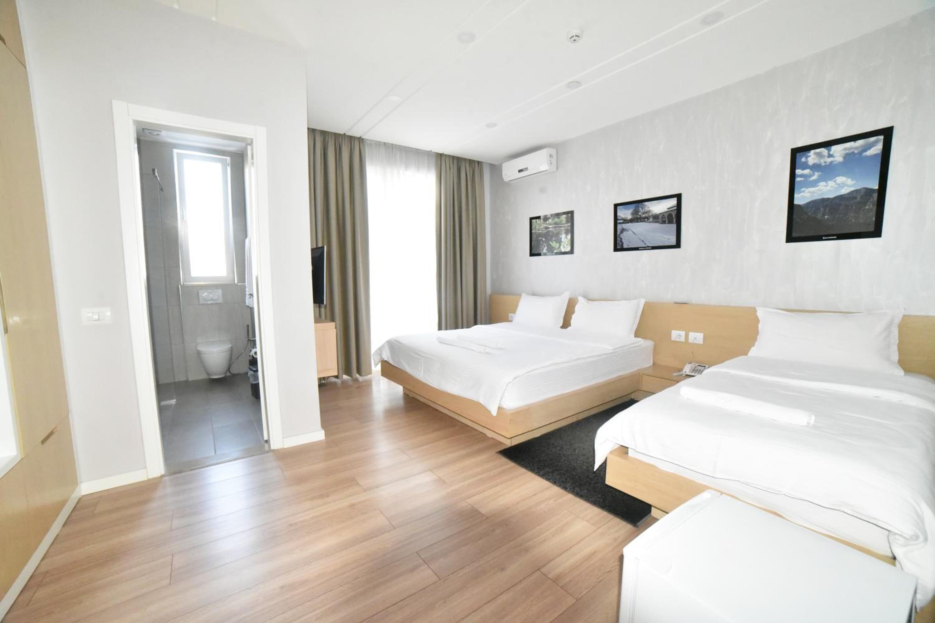 Deluxe Double Room (2 Adults + 1 Child)