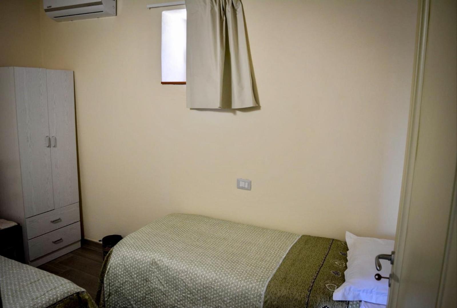 Small Twin Room photo 1