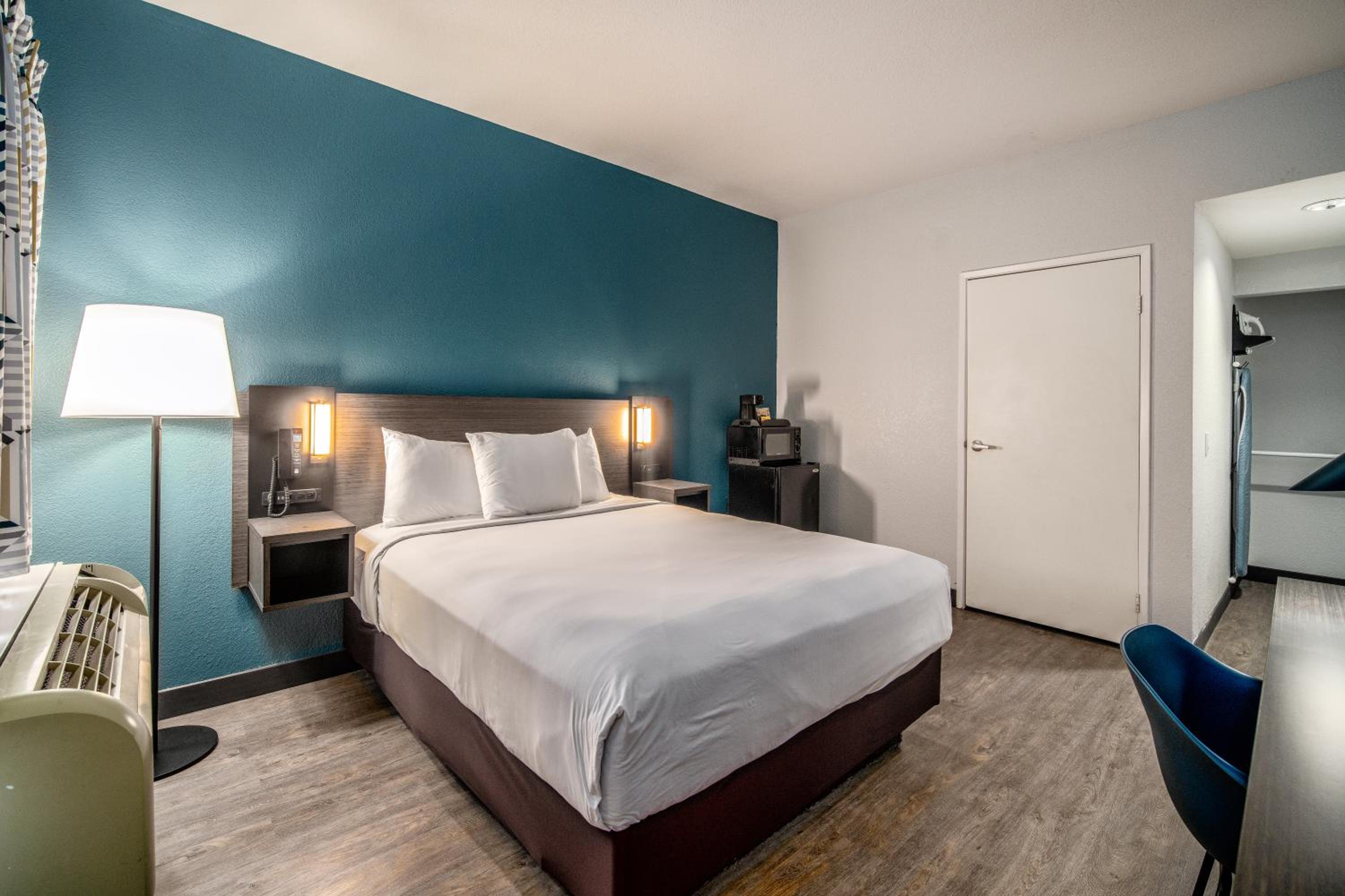 Standard King Room - Photo 11